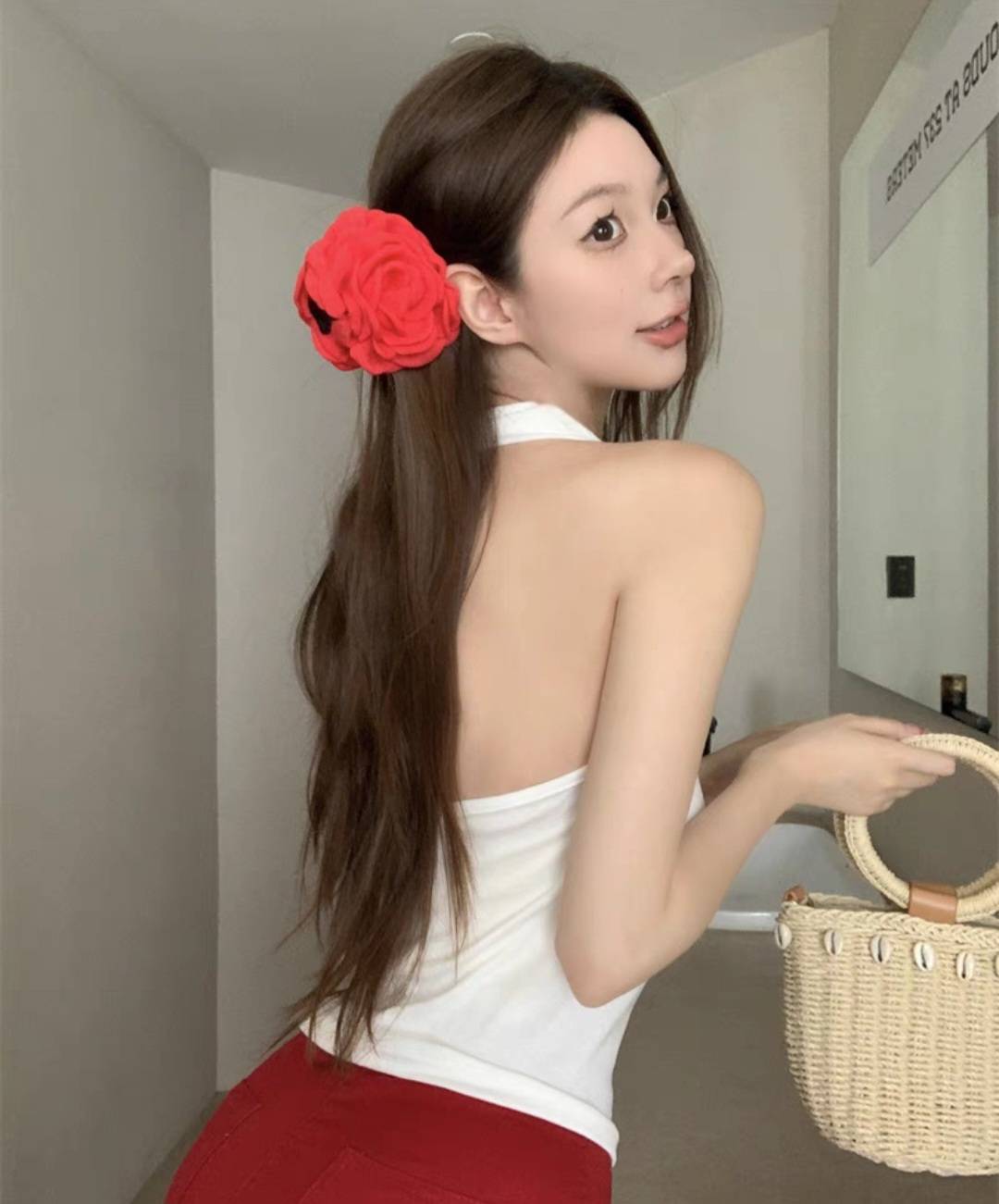 คล้องคอเปิดหลัง