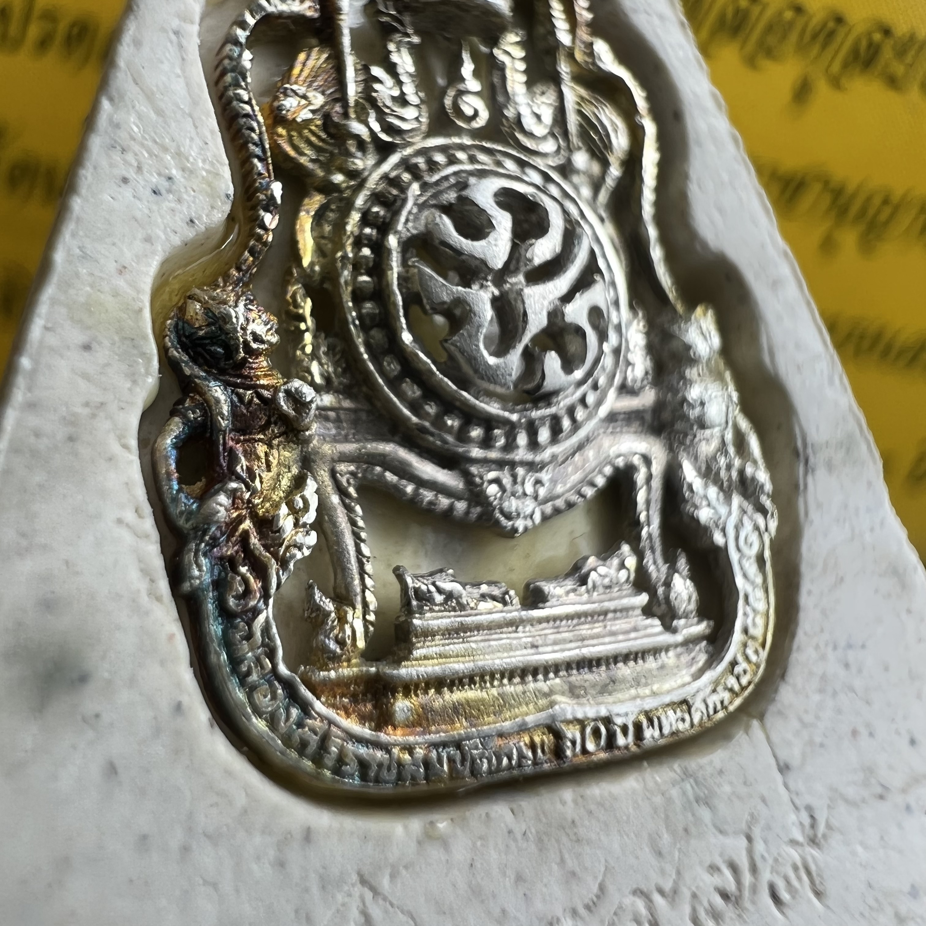 พระแก้วมรกต(จำลอง)ทรงเครื่องฤดูร้อน พระผงบูชา ด้านหน้าปิดทอง ด้านหลังตราสัญลักษณ์ฉลองสิริราชสมบัติครบ 60ปี เนื้อเงิน(รุ่นนี้ได้พระราชทานเส้นพระเจ้า(เส้นผม)รัชกาลที่9ในการจัดสร้าง)