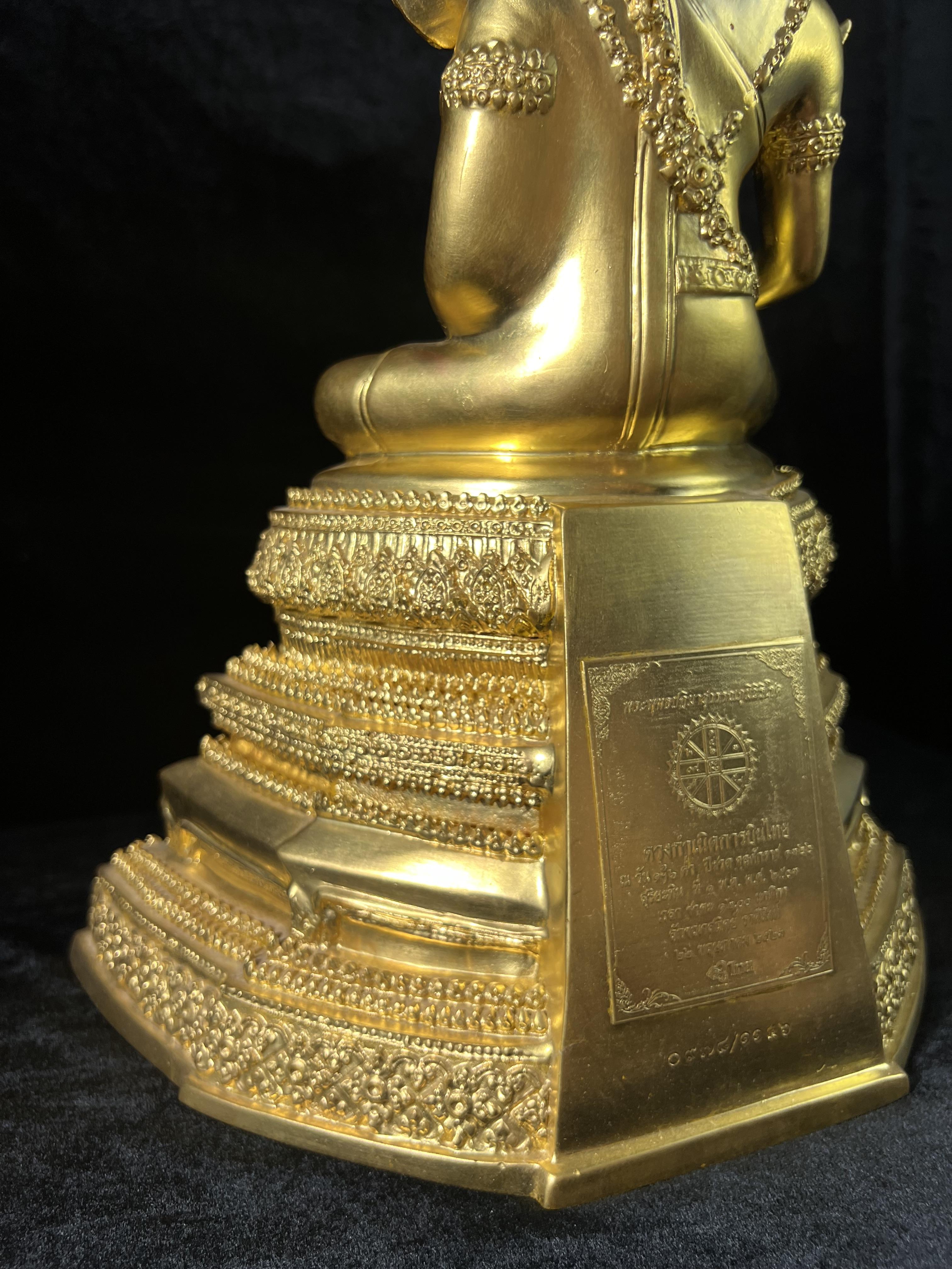 พระพุทธปฏิมาสุวรรณภูมิสิริโชค ภปร. การบินไทยจัดสร้างขึ้น เนื่องในวโรกาสมหามงคลเฉลิมพระชนมพรรษาของพระบาทสมเด็จพระเจ้าอยู่หัวรัชกาลที่ 9 ครบ 80 พรรษา ขนาดหน้าตัก 5 นิ้ว สูง 16 นิ้ว ปิดทองสวิส 99.9 เปอร์เซนต์ (พิธีใหญ่ พุทธศิลป์งดงาม หายาก)องค์หมายเลข ๙๗๘