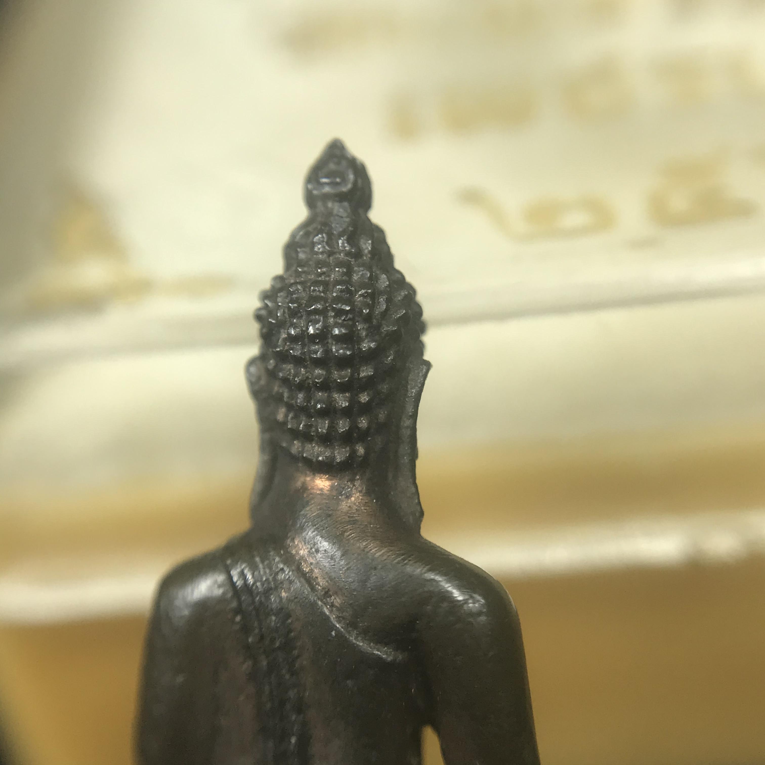 พระกริ่งไพรีพินาศ(รุ่นแรก สมเด็จพระญาณสังวร) วัดเพชรวราราม รุ่นเขาค้อ เนื้อนวโลหะ ตอกโค้ต ปี2520 จ.เพชรบูรณ์(คัดสภาพสวยครบกล่องบรรจุเดิม)(1ใน2309 องค์)