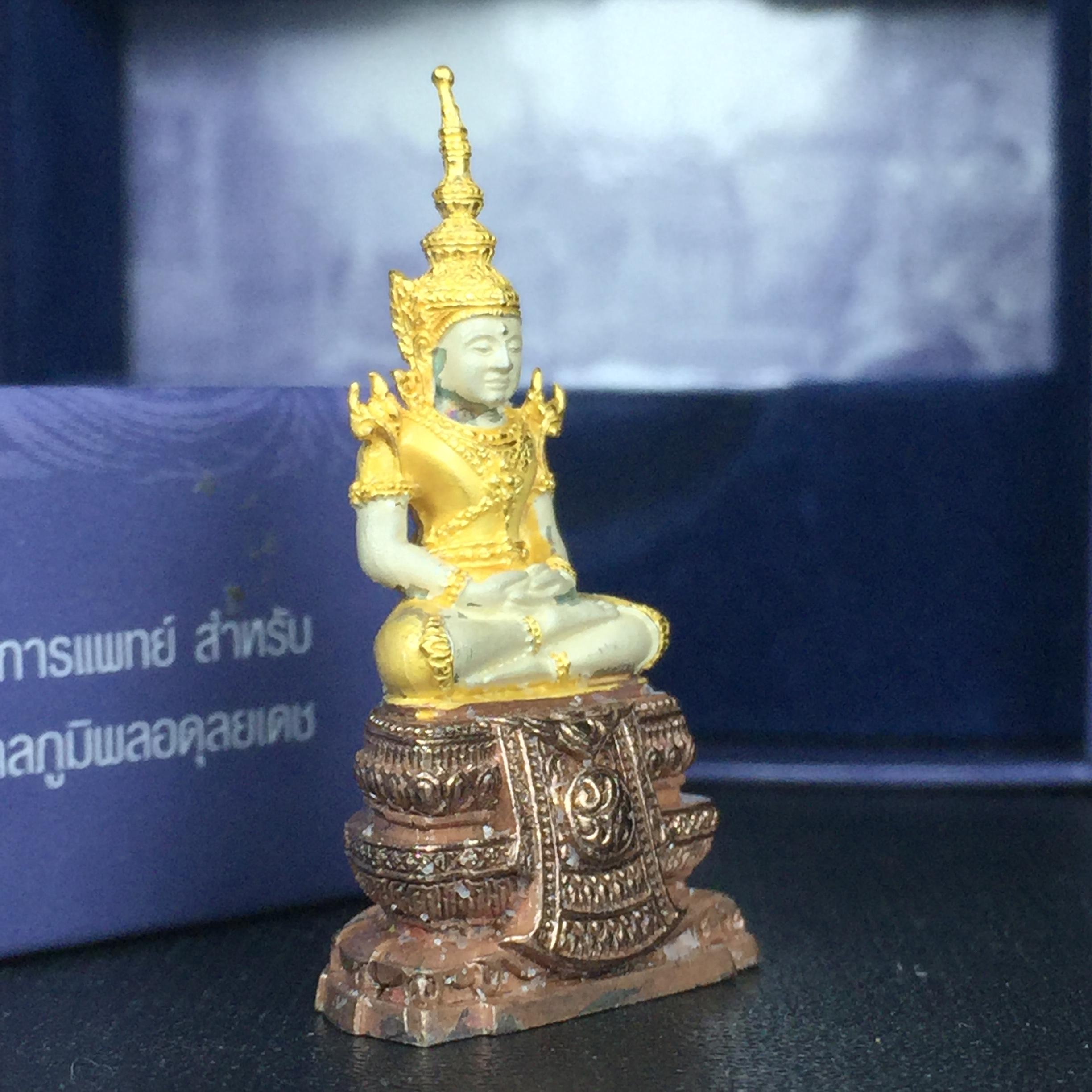 พระแก้วมรกต ภปร. ปี2547 จัดสร้างโดย รพ.ภูมิพลฯ เนื้อเงิน (3 กษัตริย์)ลอยองค์ หน้าตัก 1/2 นิ้ว(1ใน3000องค์)