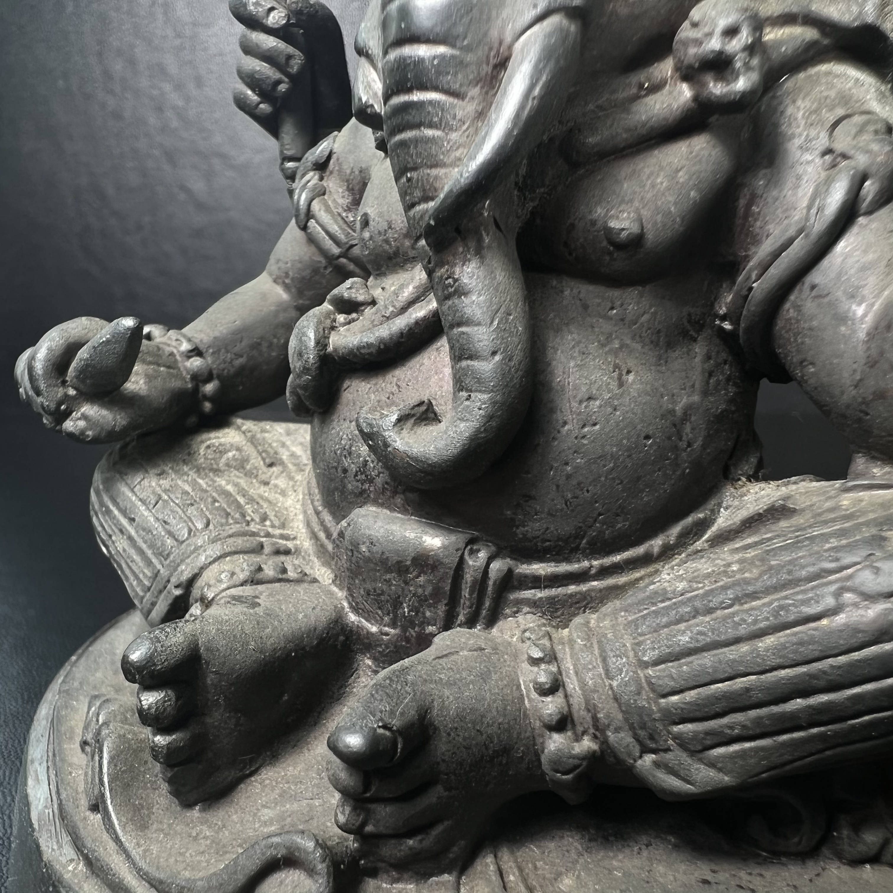 พระพิฆเนศ กรมศิลปากร ปี2547 ขนาดบูชาหน้าตัก 3 นิ้ว โลหะผสมเนื้อดี มีโค๊ดหมายเลขกำกับNo.993 (1 ใน 5000 องค์)รุ่นยอดนิยมหายาก