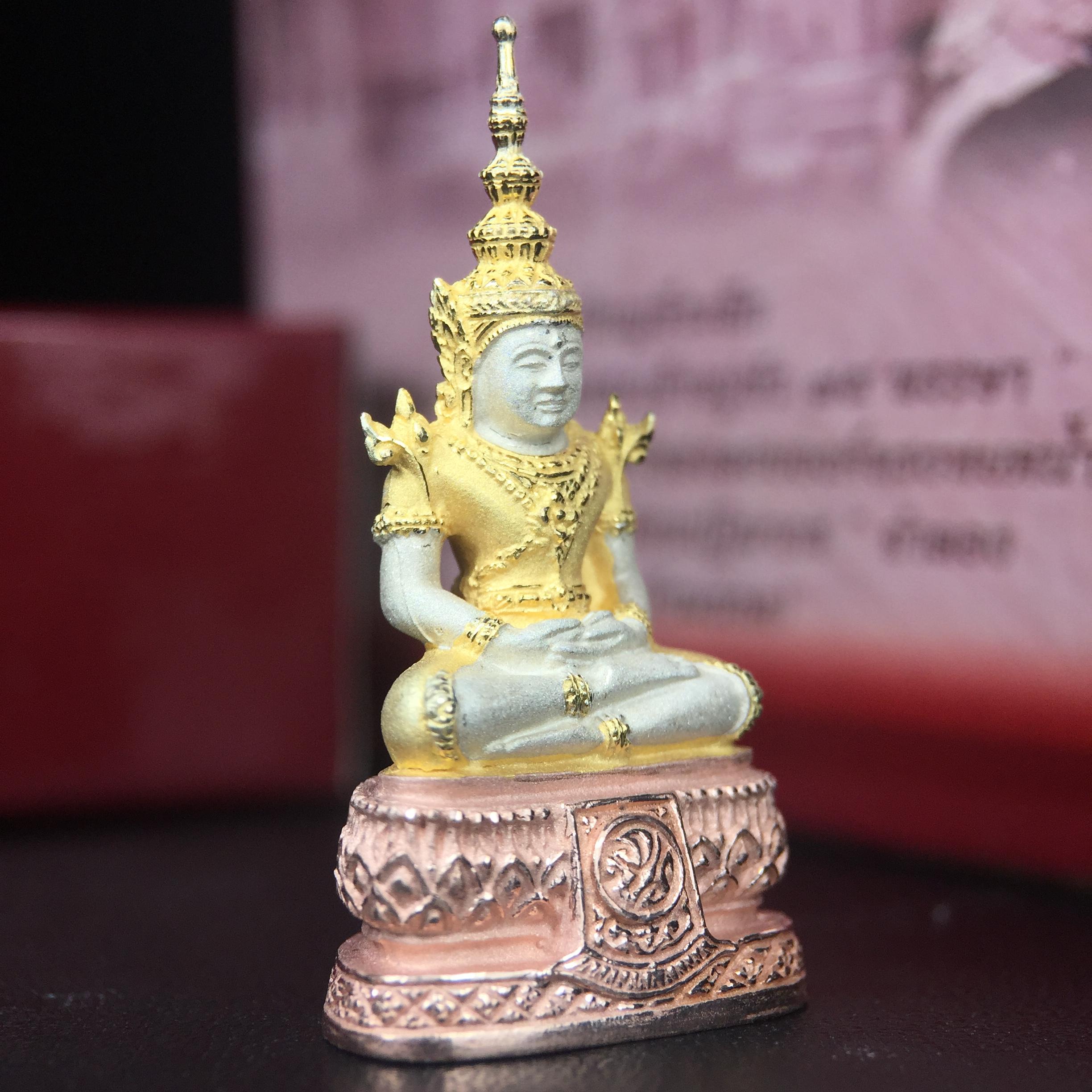 พระแก้วมรกต ภปร.(รุ่นแรก) ปี2545 รุ่นฉลองกรุงรัตนโกสินทร์ครบ 220 ปี พิมพ์ลอยองค์ใหญ่ เนื้อเงินบริสุทธิ์ 92.5% (สามกษัตริย์) ขนาด 19*35 มม. พร้อมกล่องบรรจุเดิม สวยครบสมบูรณ์