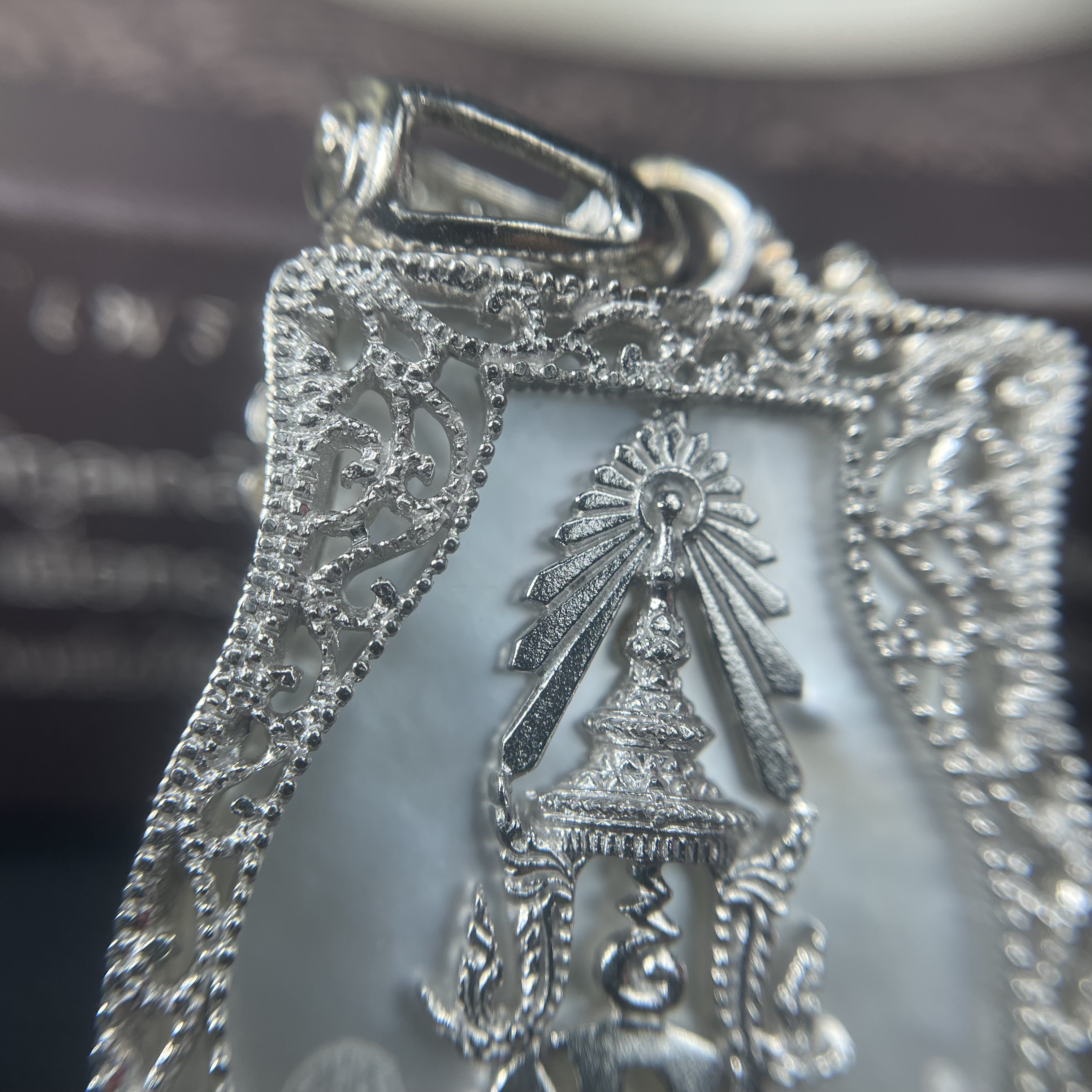 พระพุทธชินราช ภปร. โครงการ "เพราะแผ่นดินนี้ คือ แผ่นดินเกิด" ปี2548(รุ่นแรก) เหรียญทรงเสมา ขนาด 21 x 29 มม.เนื้อเงินสามกษัตริย์ องค์พระชุบสามกษัตริย์ ล้อมด้วยกรอบเงินชุบทองคำขาวสลักเสลาเป็นลวดลายละเอียดอ่อน ส่วนพื้นองค์พระเป็นเปลือกหอยมุขงดงาม