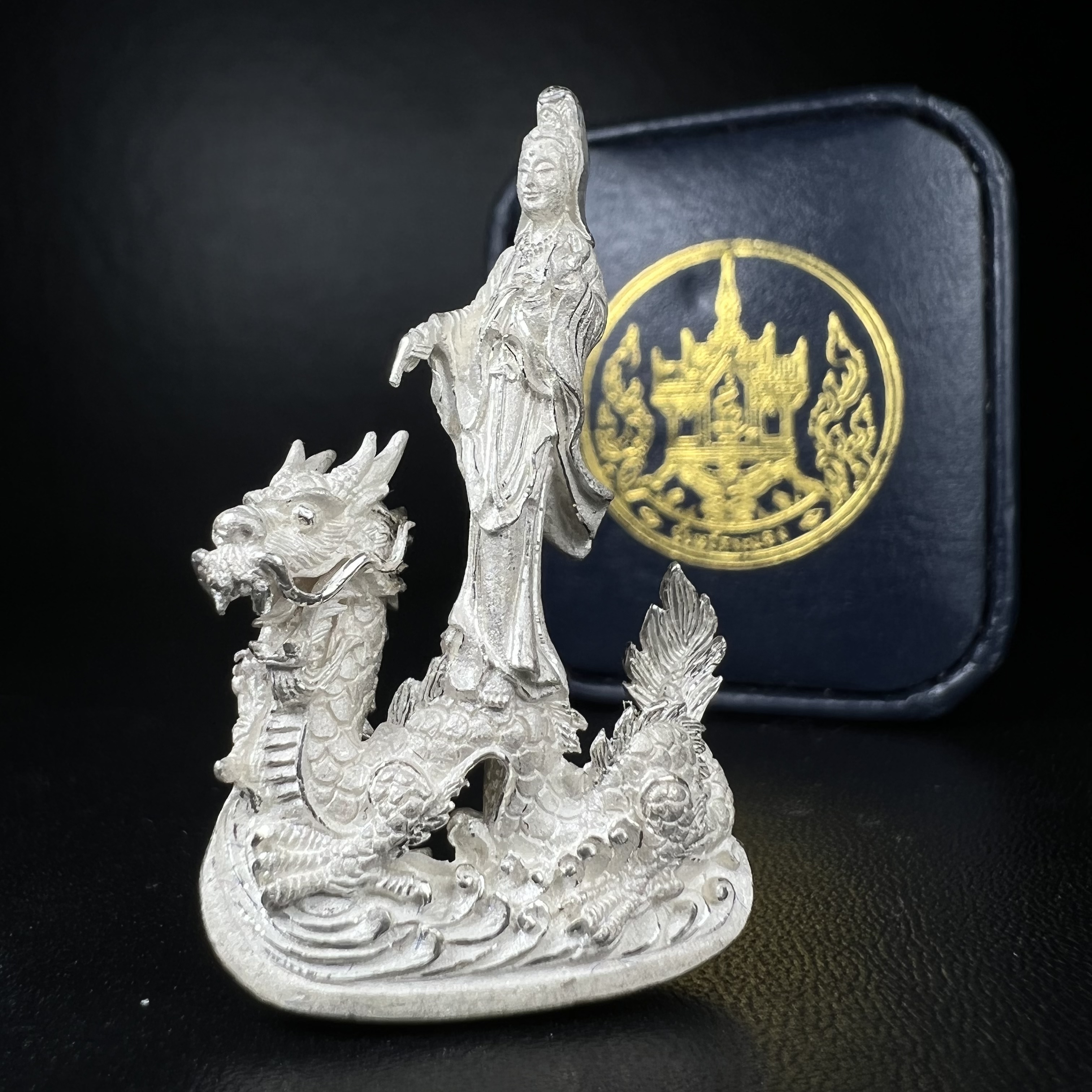 รูปหล่อลอยองค์พระโพธิสัตว์กวนอิม ทรงประทับมังกร จ.ระนอง เนื้อเงิน พิมพ์ใหญ่(สภาพผิว สวยงดงาม ทรงคุณค่า) เฉลิมฉลองในวโรกาสที่พระบาทสมเด็จพระเจ้าอยู่หัวทรงครองสิริราชสมบัติครบ 50 ปี จ.ระนอง พ.ศ.2539