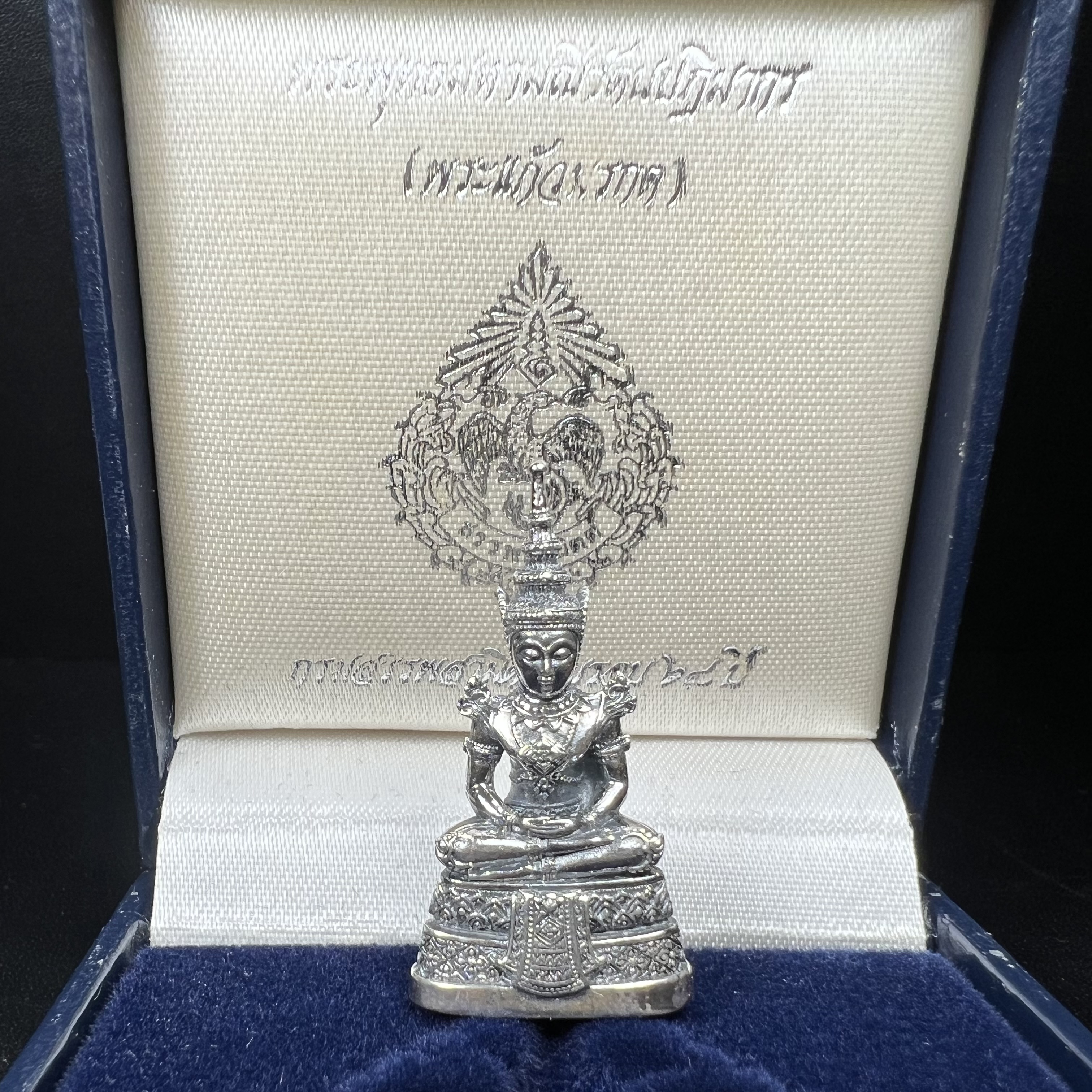 พระแก้วมรกต กรมสรรพสามิตจัดสร้างขึ้นเนื่องในโอกาสครบรอบ 64 ปีของกรมสรรพสามิต และเนื่องในวโรกาสที่พระบาทสมเด็จพระเจ้าอยู่หัวทรงครองราชย์ครบ 50 ปีในปีกาญจนาภิเษก เมื่อ พ.ศ.2539 เนื้อเงินรมดำขัดเงาพร้อมกล่องบรรจุเดิม