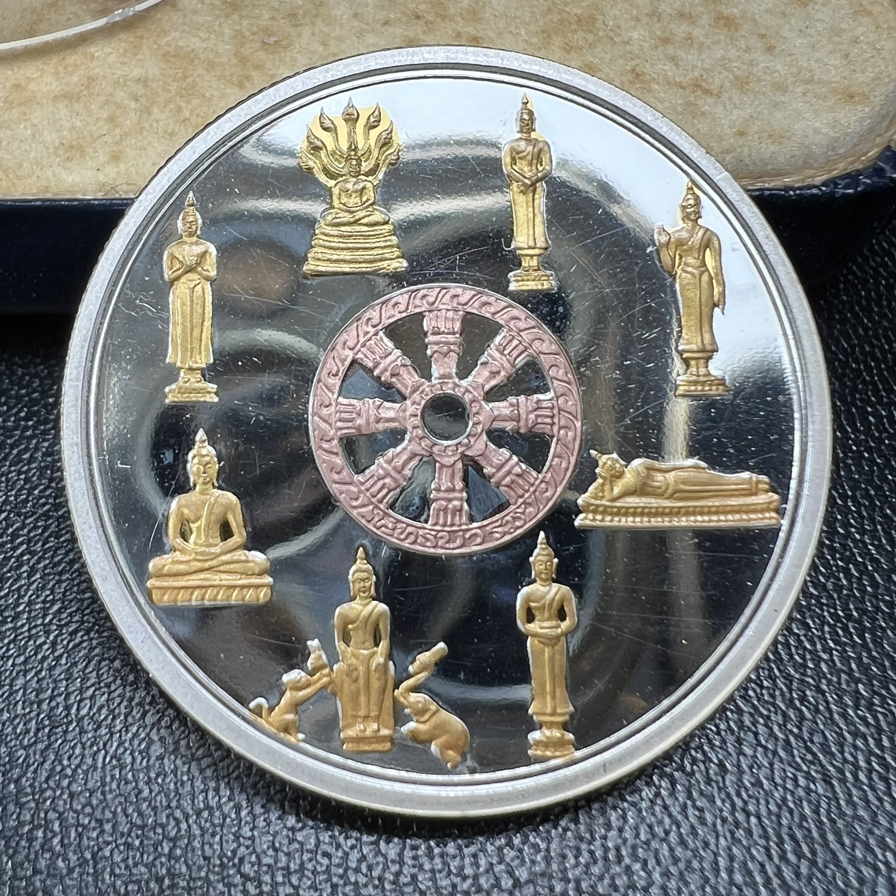 เหรียญพระแก้วมรกต พระพุทธชินราช พระพุทธโสธร รุ่นพุทธบารมี ปี 2540 เนื้อเงินขัดเงา 99.9% ชุบ 3 กษัตริย์ พร้อมกล่องบรรจุเดิม พิธีพุทธาภิเษก 2 พิธี มหามงคล (พระพุทธคู่บ้านคู่เมือง รูปแบบเหรียญสวยงดงามมาก พิธีใหญ่ เป็นที่นิยม)สร้างน้อยหายาก 1 ใน 500 เหรียญ