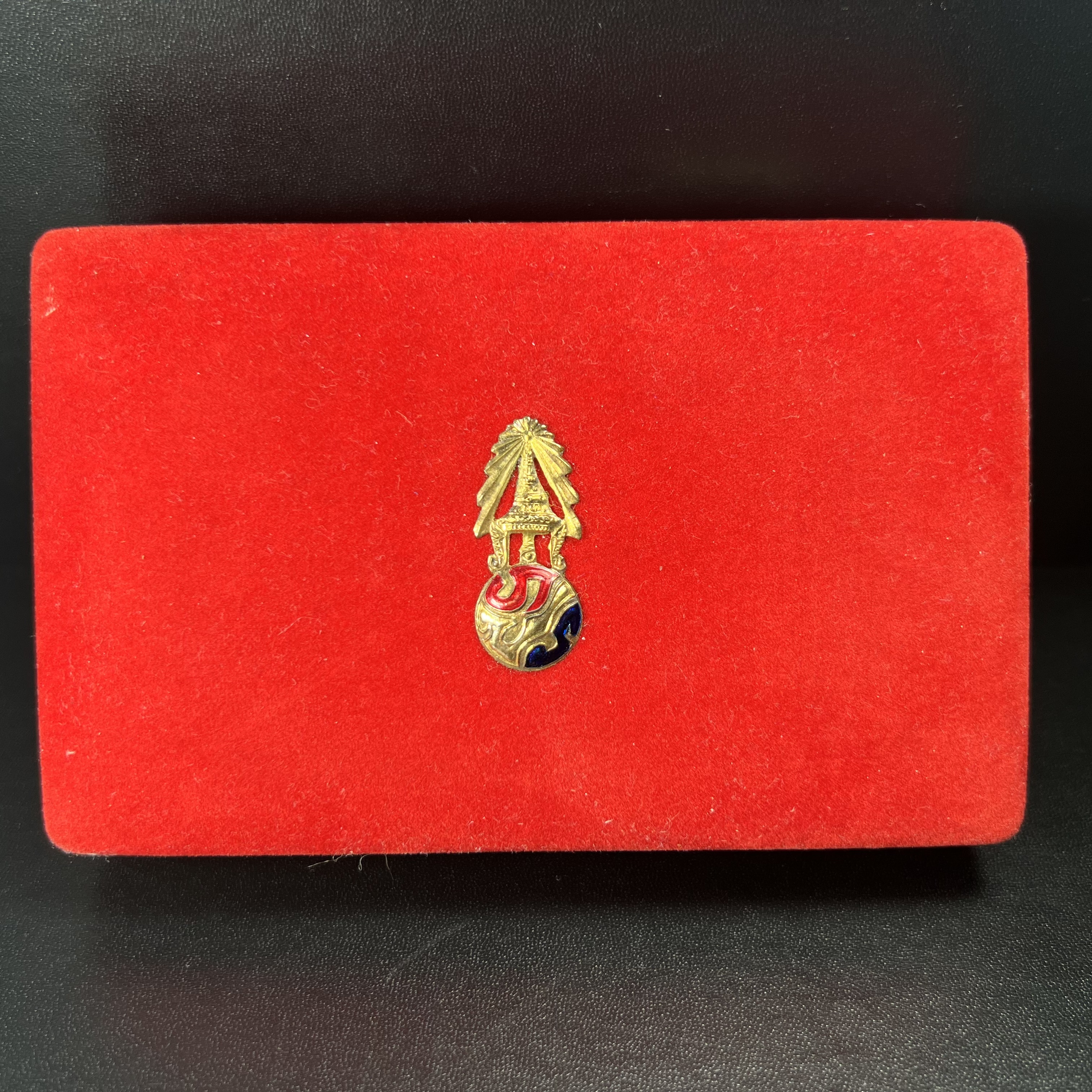 พระไพรีพินาศ ภปร. ครบ 5 รอบ ร.9 ปี 2530(เนื้อผงพิมพ์ใหญ่) ชุดกรรมการ บรรจุจำนวน 10 องค์ ในกล่อง ตราสัญลักษณ์ ภปร.(ในหลวงรัชกาลที่9เสด็จในพิธีเจิมพระสุหร่าย)พระดี พิธีใหญ่ ประกอบพิธีพุทธาภิเษกพร้อมกับพิธีพระกริ่งปวเรศ ปี2530 วัดบวรนิเวศวิหาร(1 ใน 15 ชุด)