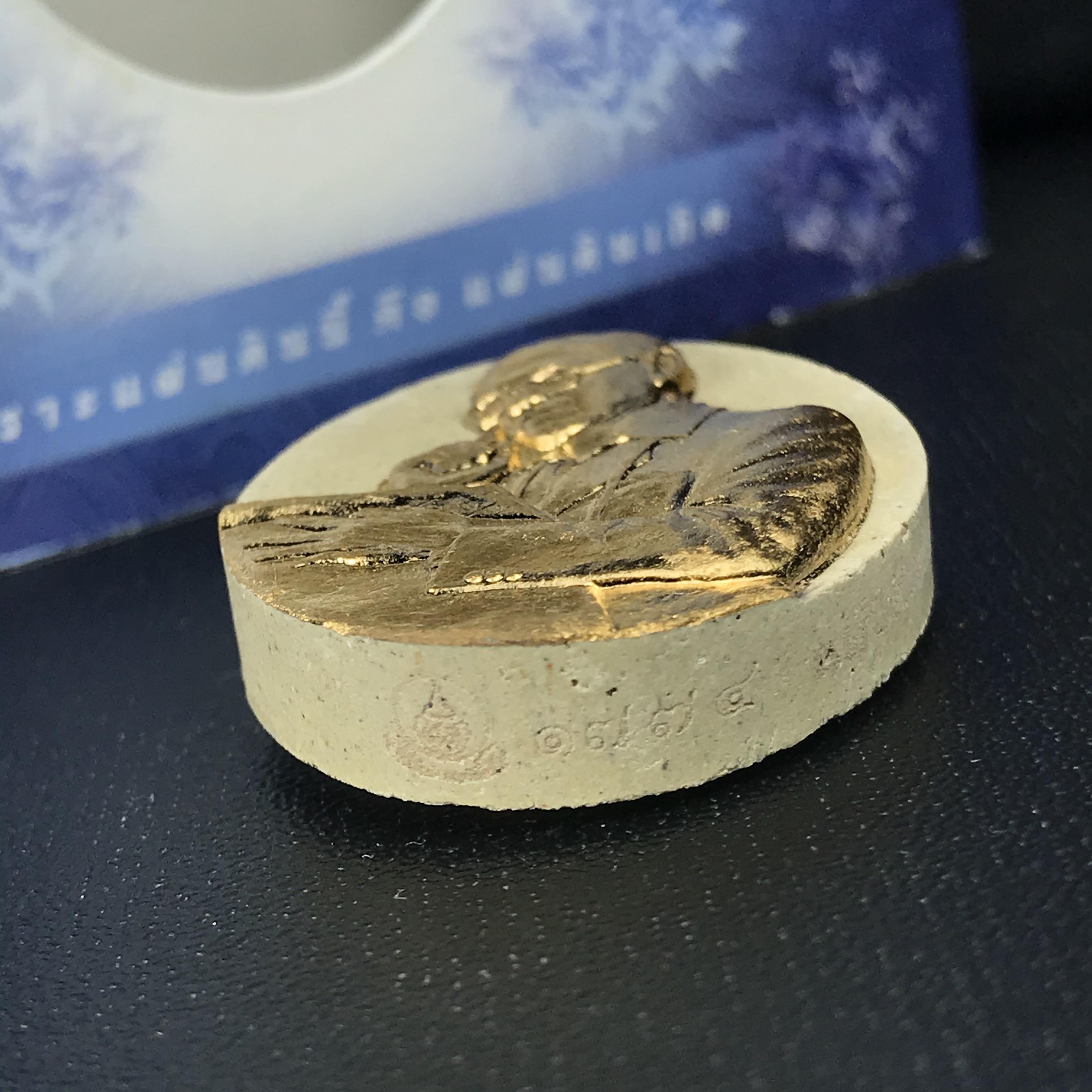 รูปหล่อพระบาทสมเด็จพระเจ้าอยู่หัว(ทรงงาน) ภปร. โครงการ เพราะแผ่นดินนี้คือแผ่นดินเกิด ปี2551 เนื้อผง ด้านหน้าปิดทอง หลัง ภ.ป.ร. ปิดทอง (มวลสารพระราชทานเส้นพระเจ้า (เส้นผม) ของพระบาทสมเด็จพระเจ้าอยู่หัวรัชกาลที่9