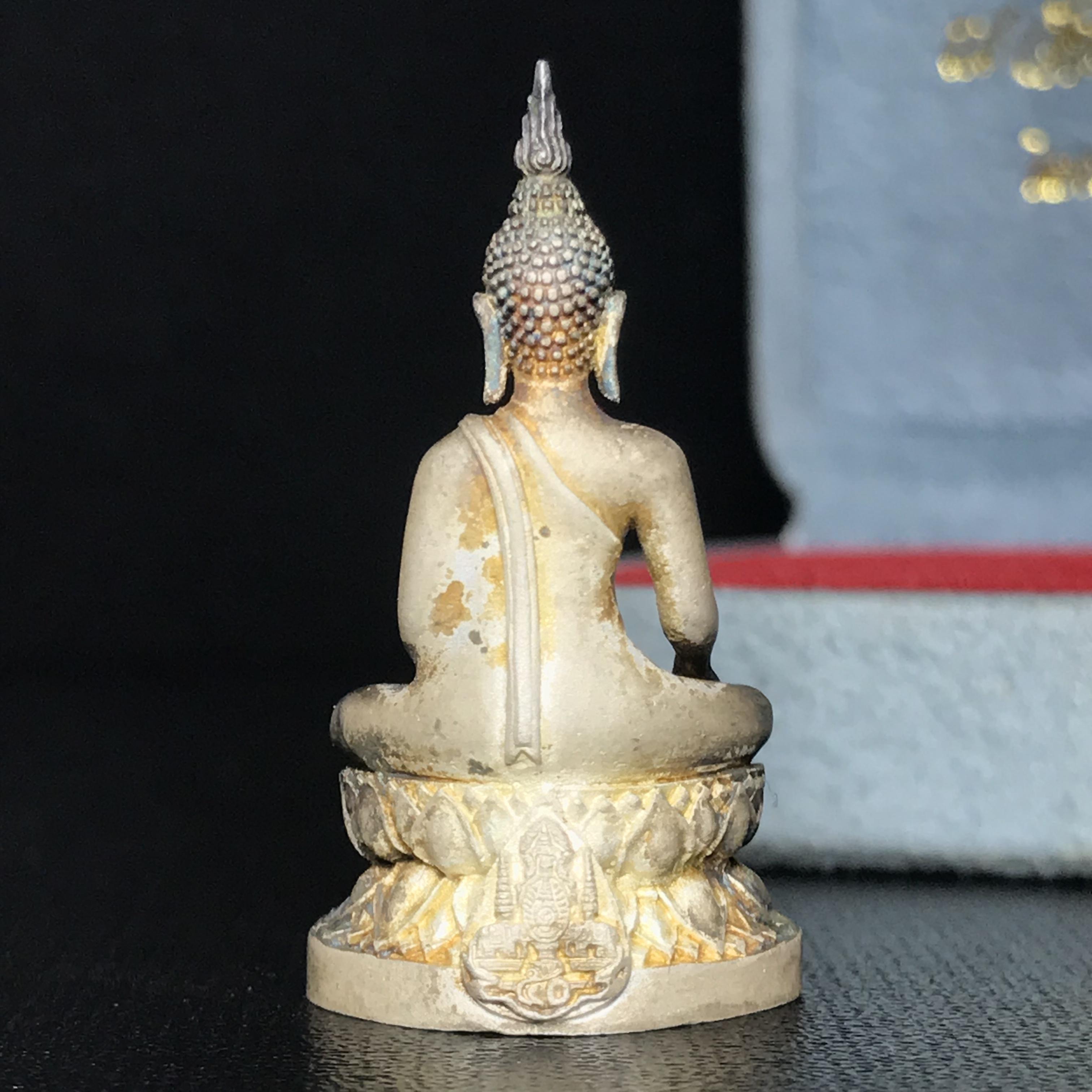 พระกริ่งพระพุทธนวราชบพิตร ครองสิริราชสมบัติครบ 50 ปี พ.ศ.2540 ชุดพระราชทาน(หายาก)เนื้อเงินผิวเดิมขึ้นสีรุ้งแบบนิยม