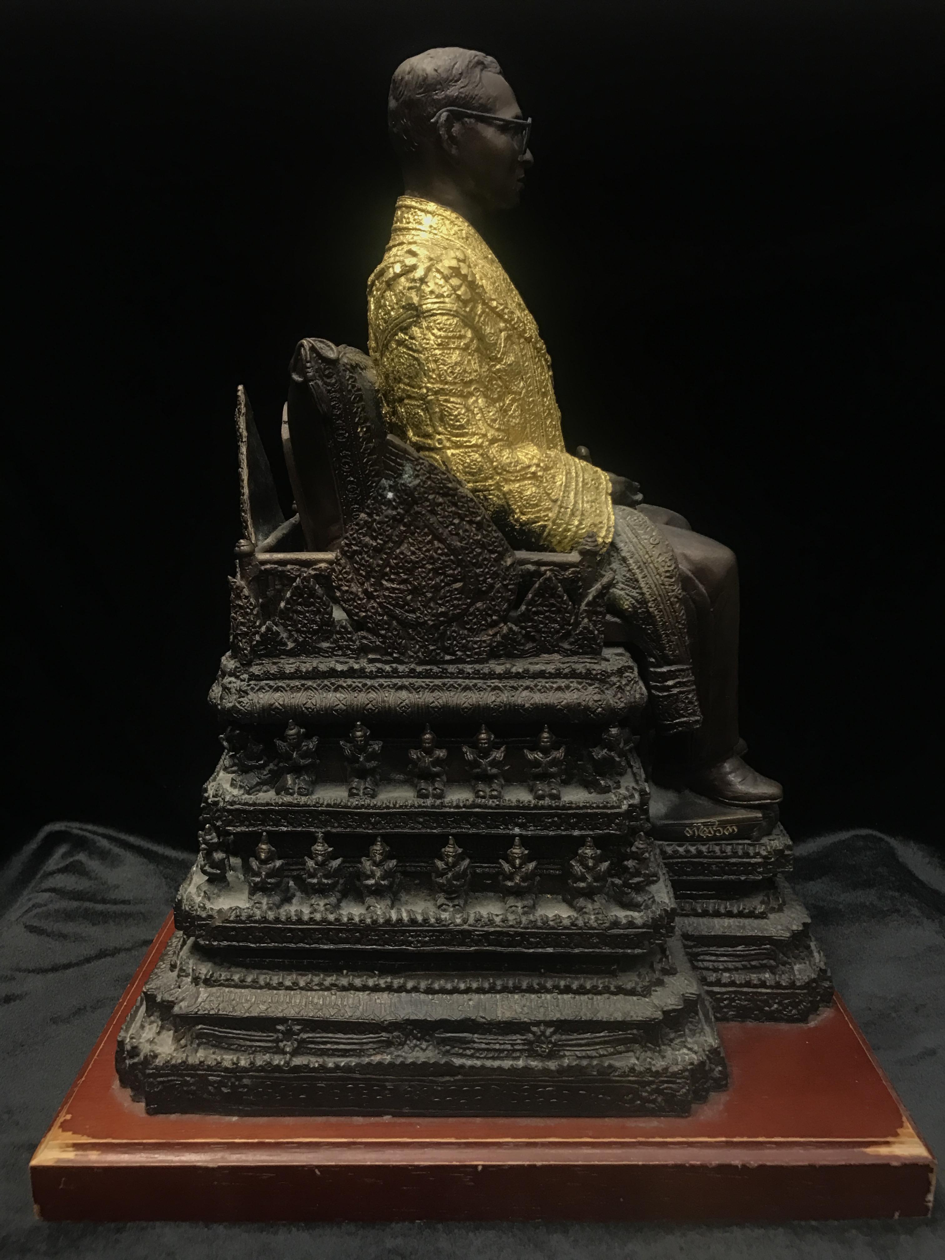 พระบรมรูปพระบาทสมเด็จพระเจ้าอยู่หัวรัชกาลที่9(นั่งบัลลังก์) กระทรวงมหาดไทยจัดสร้าง ปี2539