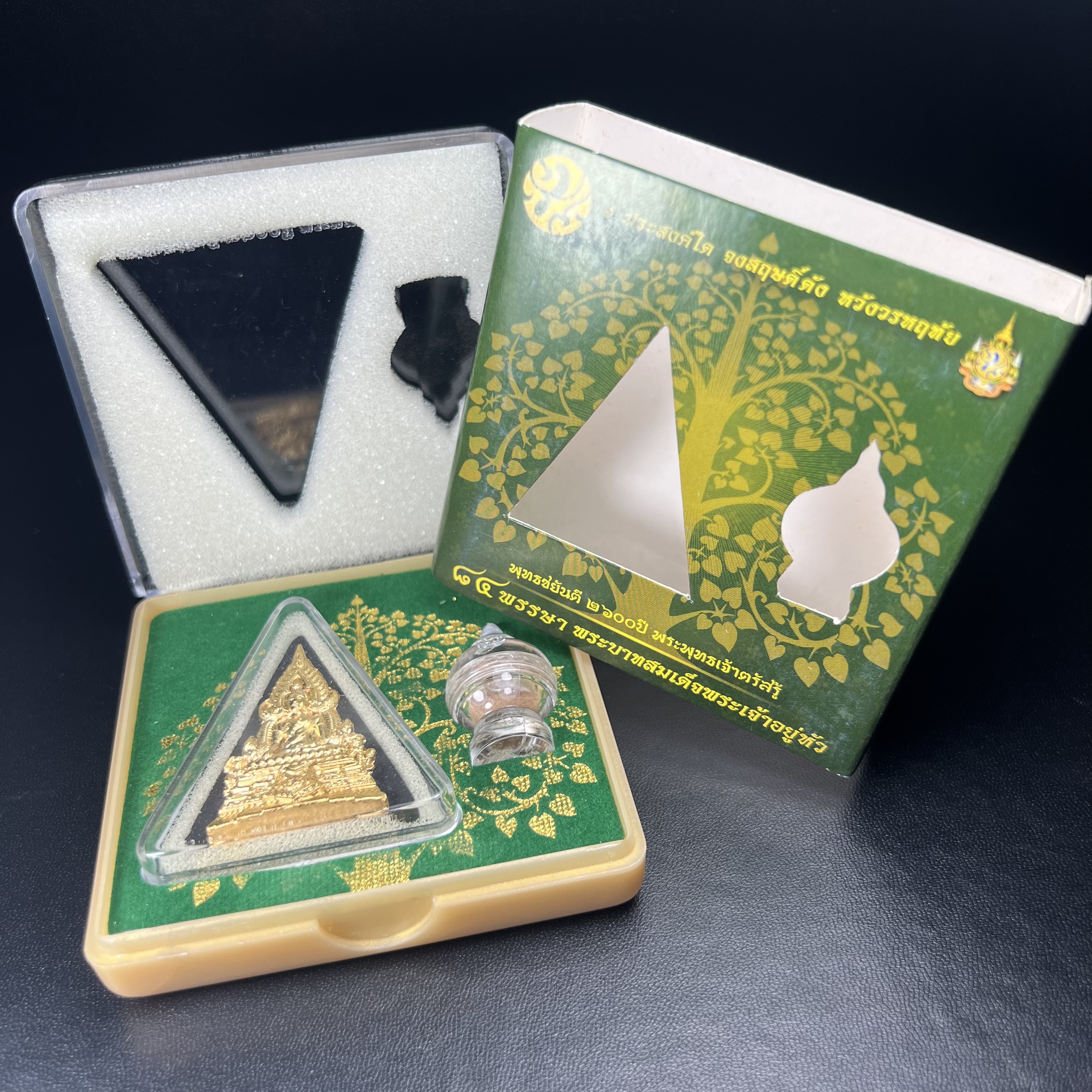 พระพุทธชินราช(จำลอง)ภปร. 84พรรษา เนื้อผงปิดทองด้านหน้า หลัง ภ.ป.ร. ทองแดง(พระราชทานมวลสาร จิตรลดาและเส้นพระเจ้า ร.9(เส้นผม))