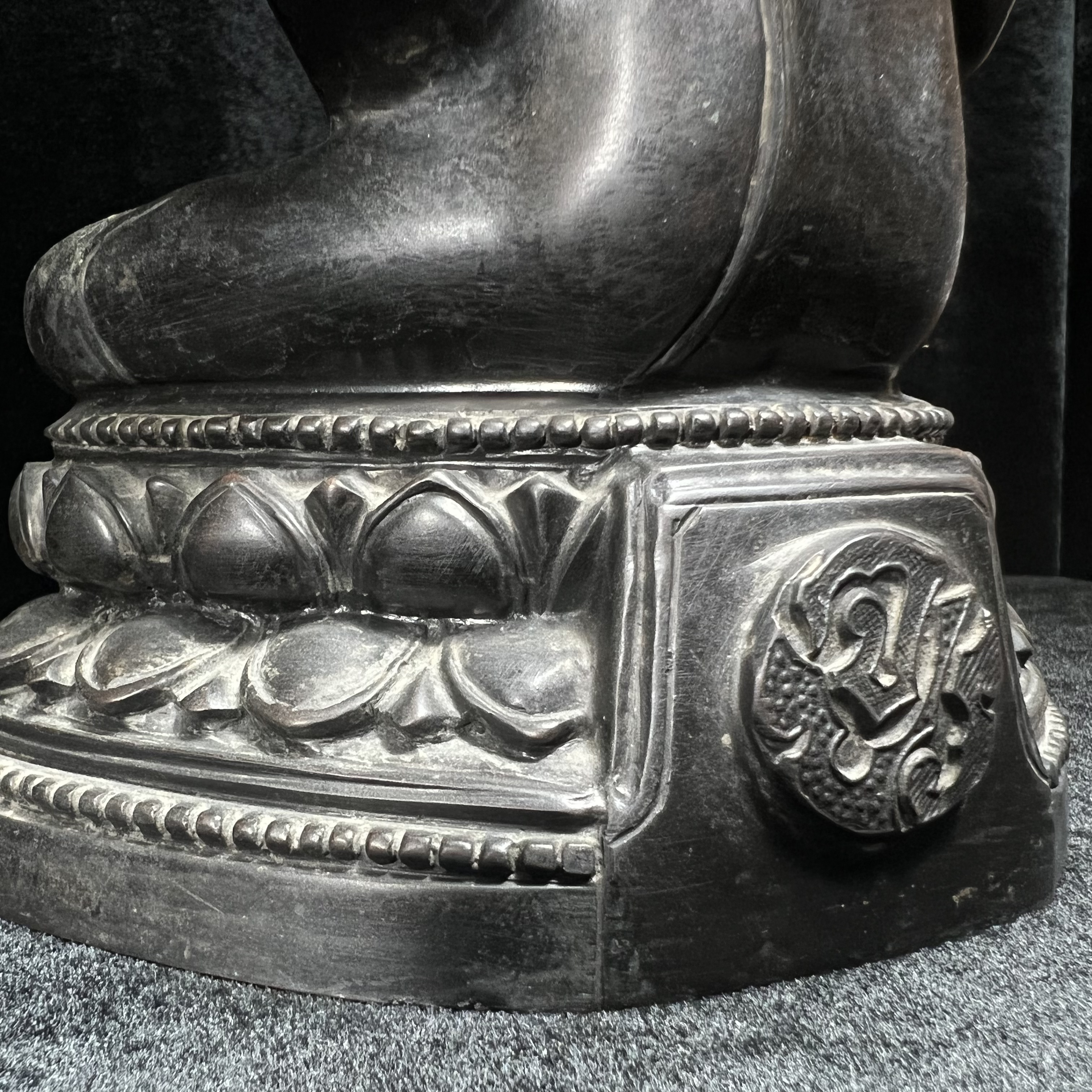 พระพุทธรูปบูชา จปร. ศิลปะไทยประยุกต์ แบบคุปตะ(อินเดีย) พระบาทสมเด็จพระเจ้าอยู่หัวรัชกาลที่ 9 ทรงเสด็จพระราชดำเนินมาในงาน เททองหล่อ ณ.วัดราชบพิธสถิตมหาสีมาราม เนื่องในงานฉลองครบ100ปี วัดราชบพิธฯ ปี 2513 เข้าหุ่นดินไทย ขนาดหน้าตัก 5 นิ้ว พิธีใหญ่