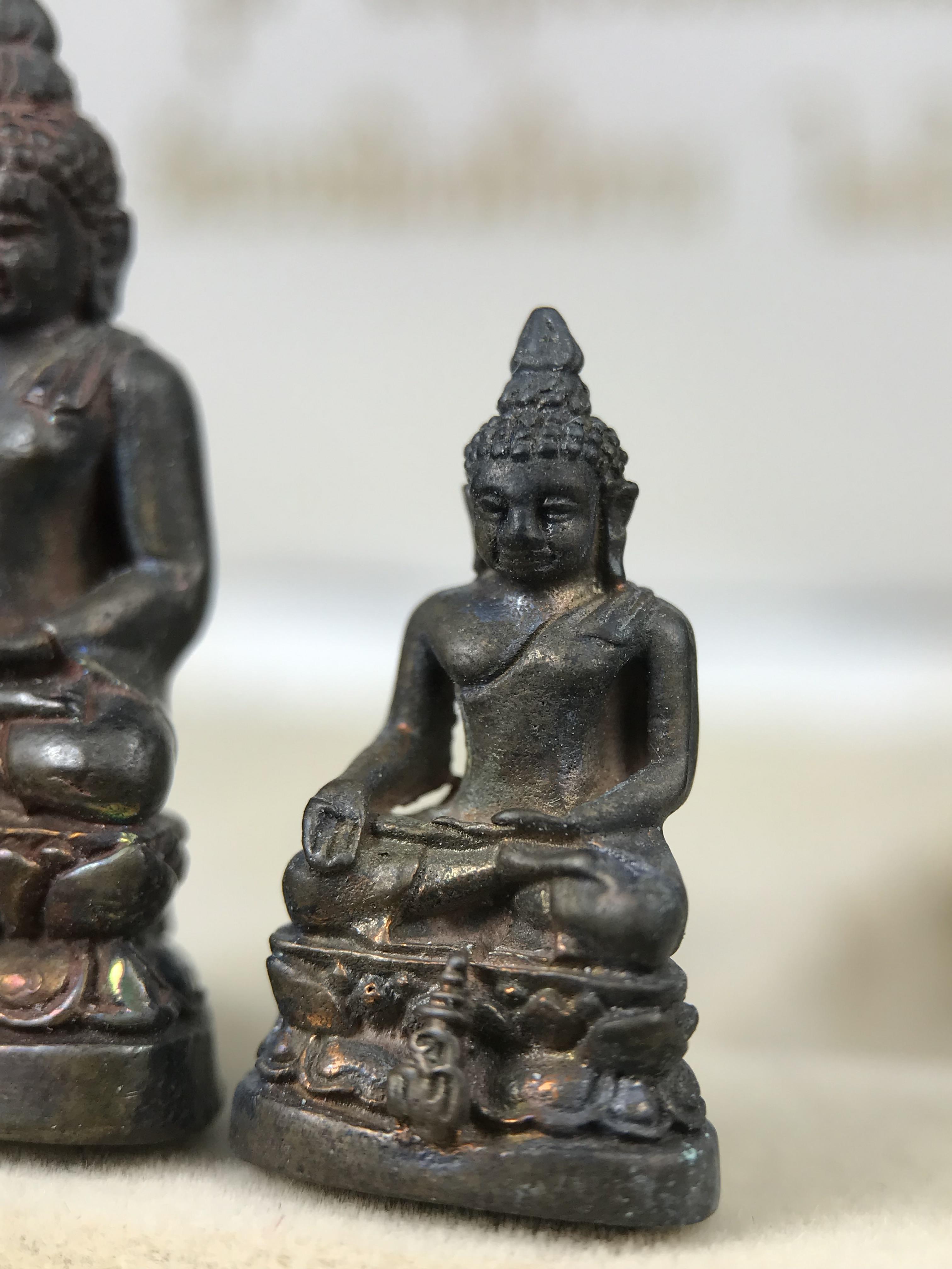 พระกริ่ง-พระชัยวัฒน์ ไพรีพินาศ ญสส.รุ่น นวฤทธิ์โภคทรัพย์ ปี 2544 อุดผงพุทธคุณ บรรจุมวลสารจิตรลดา และเส้นพระเกศาของสมเด็จพระญาณสังวร พระสังฆราชฯ พร้อมกล่องบรรจุเดิม เนื้อนวโละผิวปัดแต่ง(นำฤกษ์) ชุดหมายเลข ๑๙(1ใน 999 ชุด) หายากพบเจอน้อยมาก