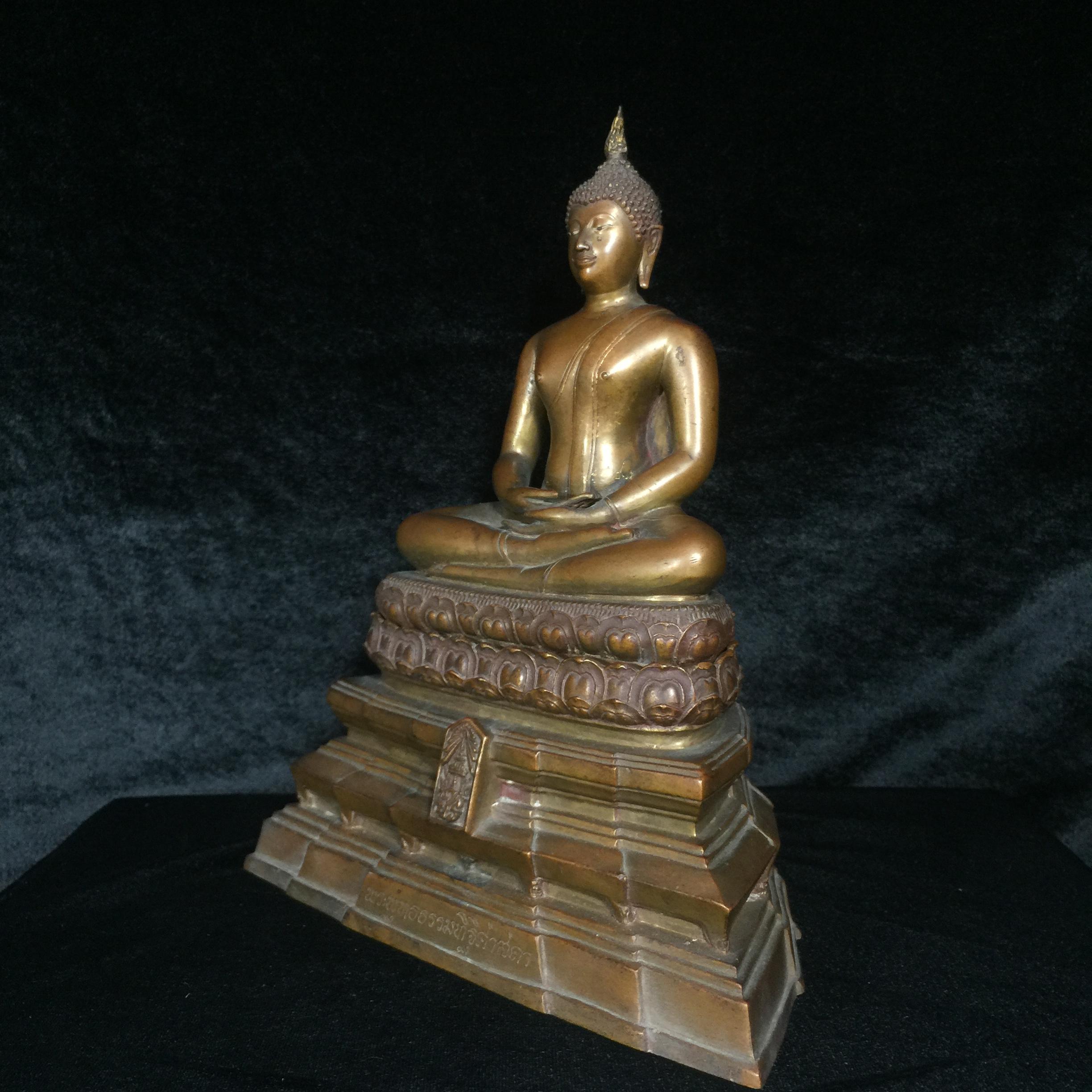 พระพุทธธรรมทิฐิศาสดา 50 ปี ธรรมศาสตร์ ปี 2527 หน้าตัก 5 นิ้ว 2 ถอด (ในหลวงรัชกาลที่9เสด็จในพิธีเททอง)(1ใน 1600 องค์)