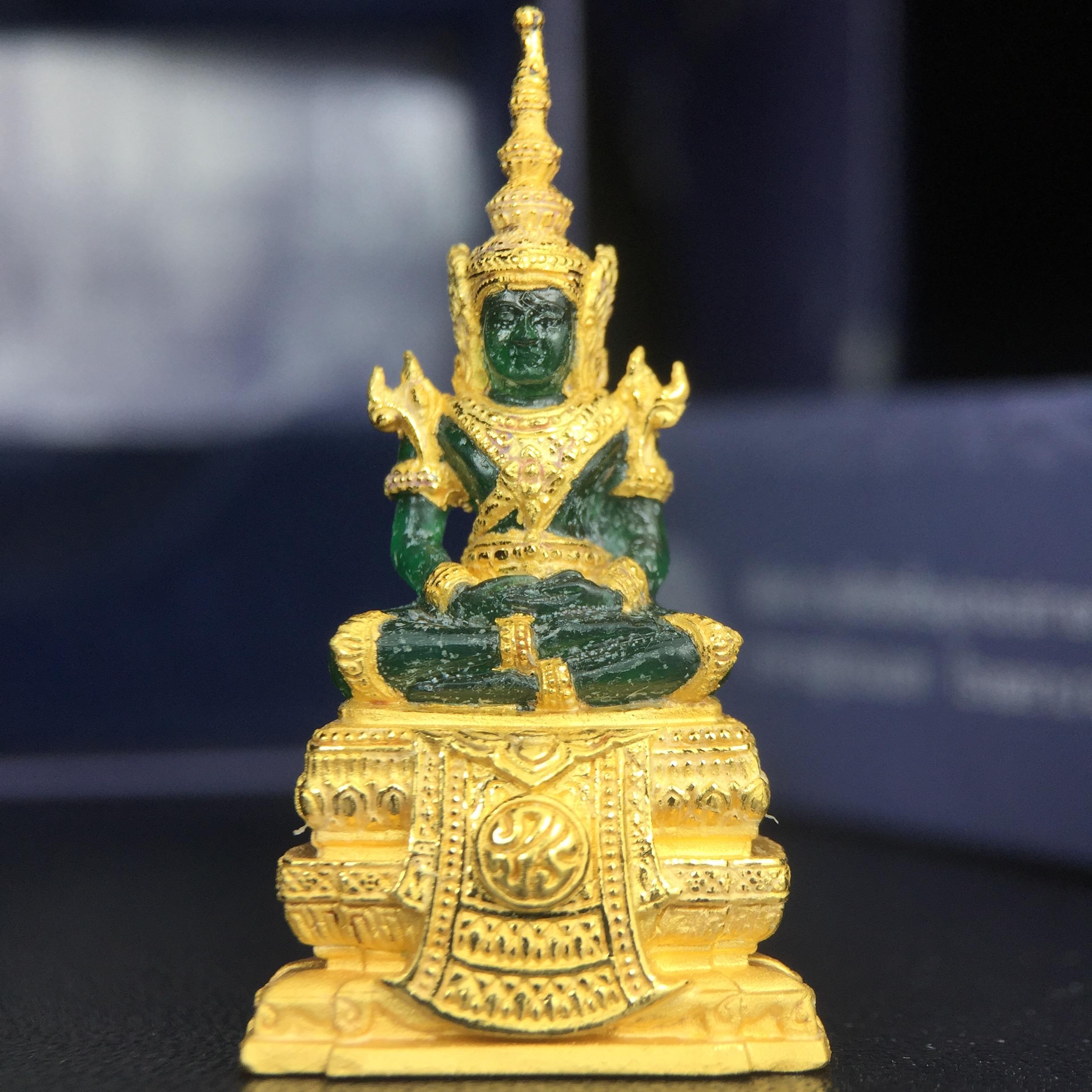 พระแก้วมรกต ภปร. จัดสร้างโดย รพ.ภูมิพลฯ ปี2547 ลอยองค์ขนาดหน้าตัก 1/2 นิ้ว เนื้อเรซิ่นหุ้มทองคำ99.99 งดงามทรงคุณค่าอีกหนึ่งรุ่นยอดนิยม หายาก