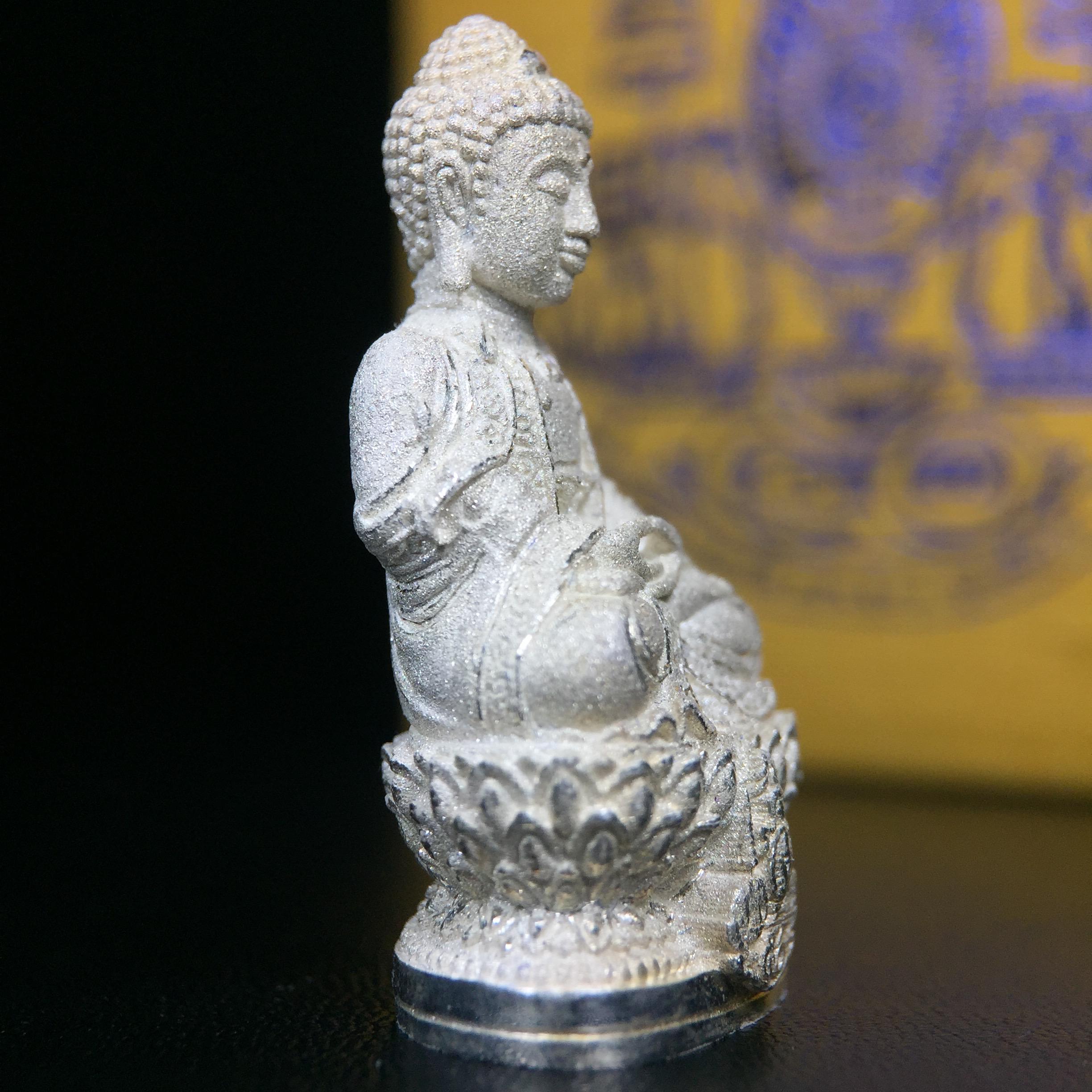 พระกริ่งจีน "ต้าเยิ่นถะ" รุ่น กาญจนาภิเษก ครองราชย์ 50 ปี วัดบวรนิเวศวิหาร ปี2538 เนื้อเงินพ่นทรายขัดเงาบางส่วน 99.99% สูง 3.8 ซม. (คัดสภาพสวยเดิม พิธีใหญ่ พุทธศิลป์งดงาม)1 ใน 6001 องค์