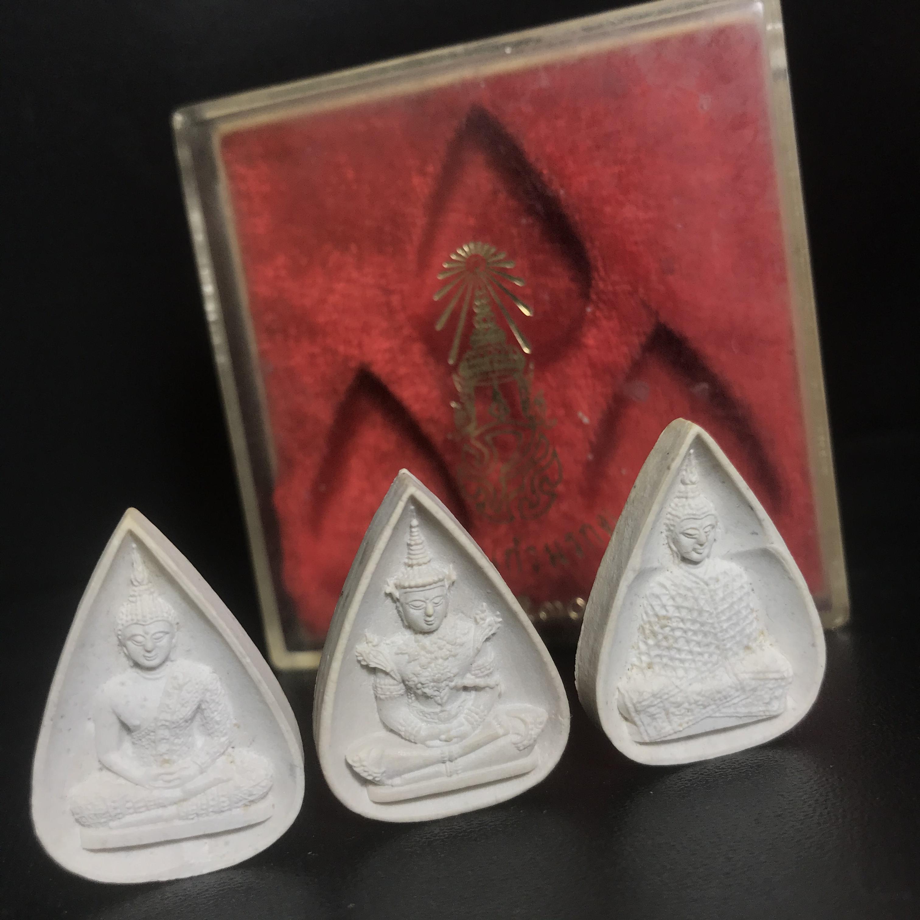 พระแก้วมรกต หลัง ภปร. เนื้อผง ปี2530 พระดี พิธีใหญ่ ประกอบพิธีพุทธาภิเษกพร้อมกับพิธีพระกริ่งปวเรศ ปี2530 วัดบวรนิเวศและวัดพระแก้ว(ครบชุดสามฤดูกล่องเดิมครบ)หายาก