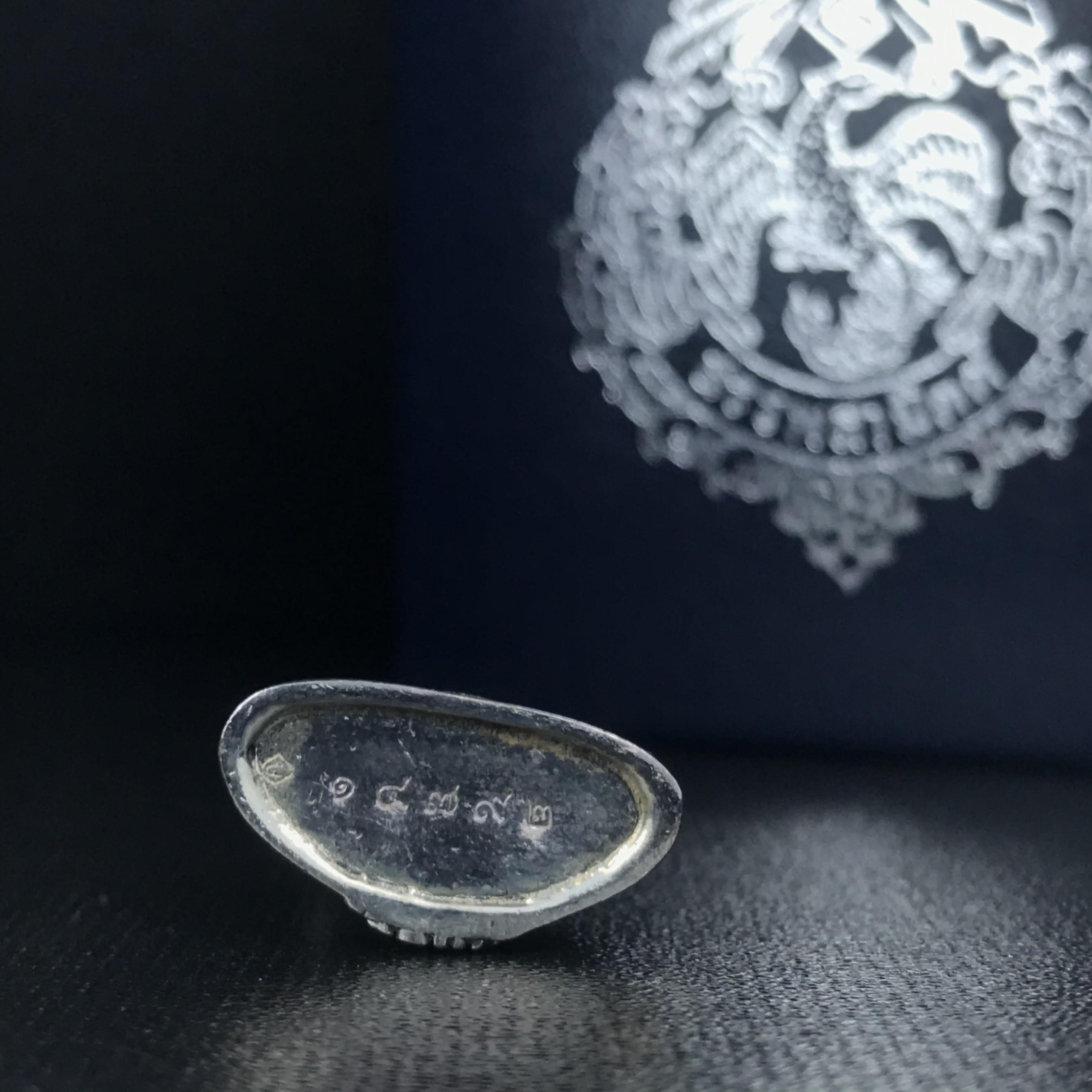 พระแก้วมรกต กรมสรรพสามิตจัดสร้างขึ้นเนื่องในโอกาสครบรอบ 64 ปีของกรมสรรพสามิต และเนื่องในวโรกาสที่พระบาทสมเด็จพระเจ้าอยู่หัวทรงครองราชย์ครบ 50 ปีในปีกาญจนาภิเษก เมื่อ พ.ศ.2539 เนื้อเงินรมดำขัดเงาพร้อมกล่องบรรจุเดิม