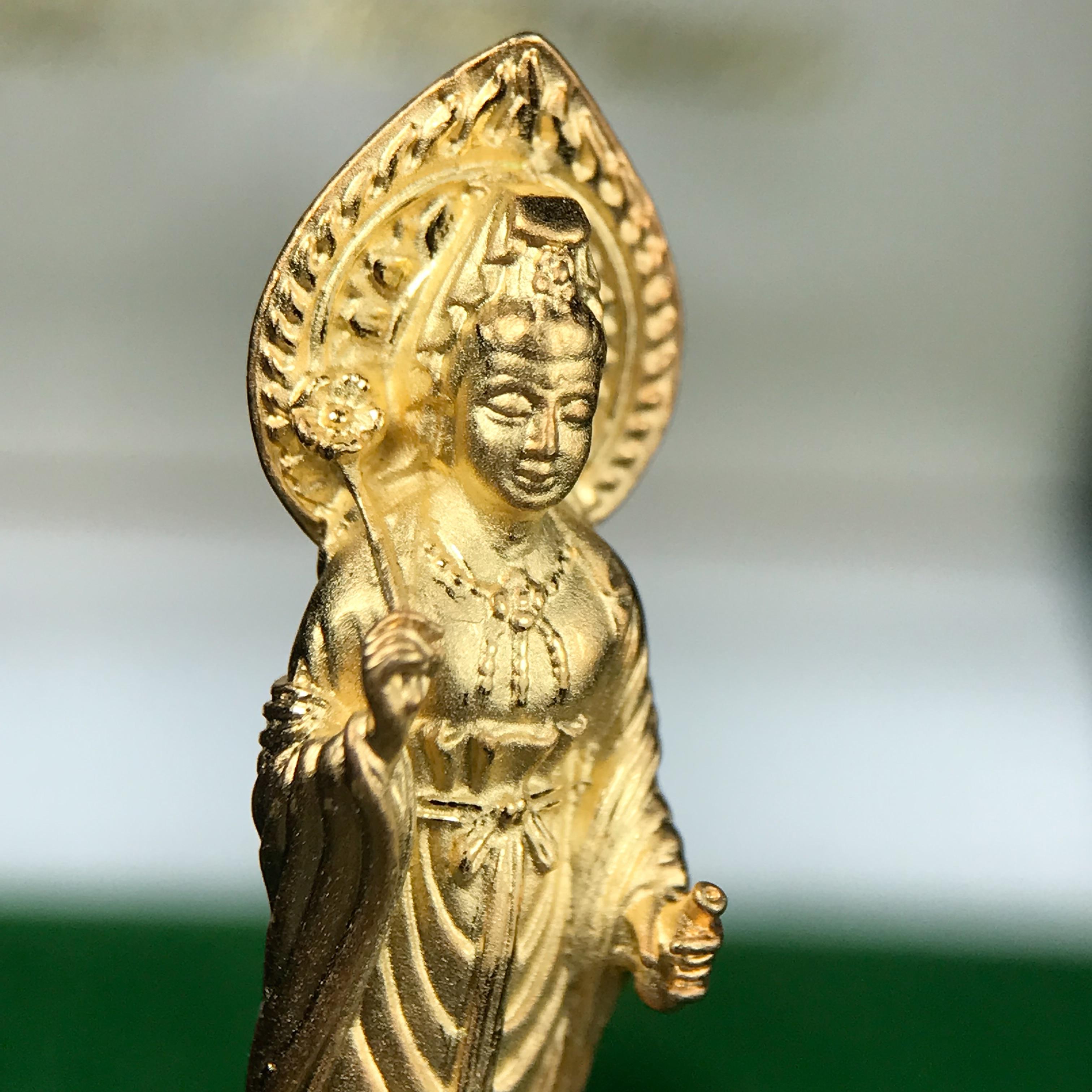 พระโพธิสัตว์อวโลกิเตศวร (เจ้าแม่กวนอิม) รุ่นฉลองปีกาญจนาภิเษก ปี 2540 เนื้อชุบทอง กะไหล่ทอง พ่น ทราย(สวยดุจทองคำ) เทศบาลนครหาดใหญ่จัดสร้างถวายเฉลิมพระเกียรติพระบาทสมเด็จพระเจ้าอยู่หัวทรงครองสิริราชสมบัติครบ 50 ปี(สภาพสวยเดิมพร้อมกล่องบรรจุเดิม)หายาก