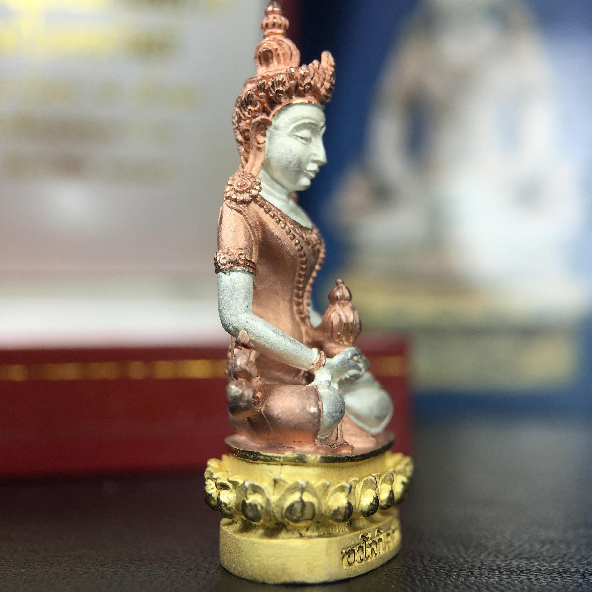 พระกริ่งอวโลกิเตศวร ( เจ้าแม่กวนอิม ) วัดโพธิ์แมนคุณาราม เนื้อเงิน 3 กษัตริย์ พ่นทราย รุ่นอุดมโภคทรัพย์ พ.ศ.2539(ผิวสวยเดิมพร้อมกล่องบรรจุการ์ดใบรับรองเดิมครบ) (อีกหนึ่งรุ่นยอดนิยม พุทธศิลป์สวยงดงาม)