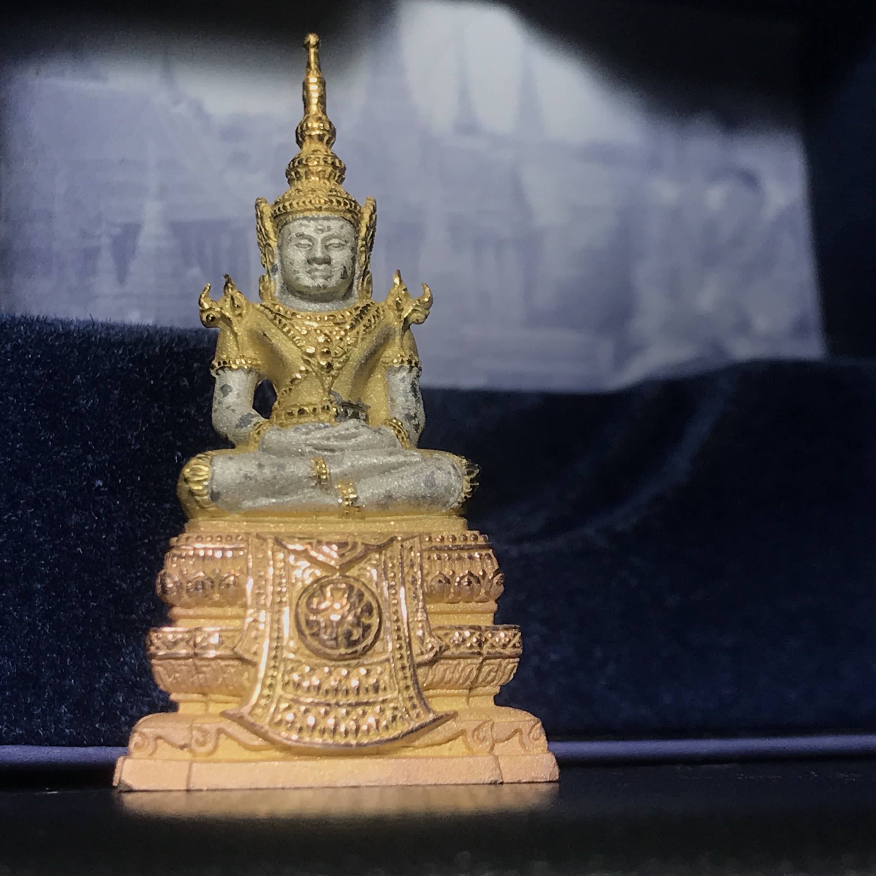 พระแก้วมรกต ภปร. ปี2547 จัดสร้างโดย รพ.ภูมิพลฯ เนื้อเงิน (3 กษัตริย์)ลอยองค์ หน้าตัก 1/2 นิ้ว(1ใน3000องค์)(หายาก)