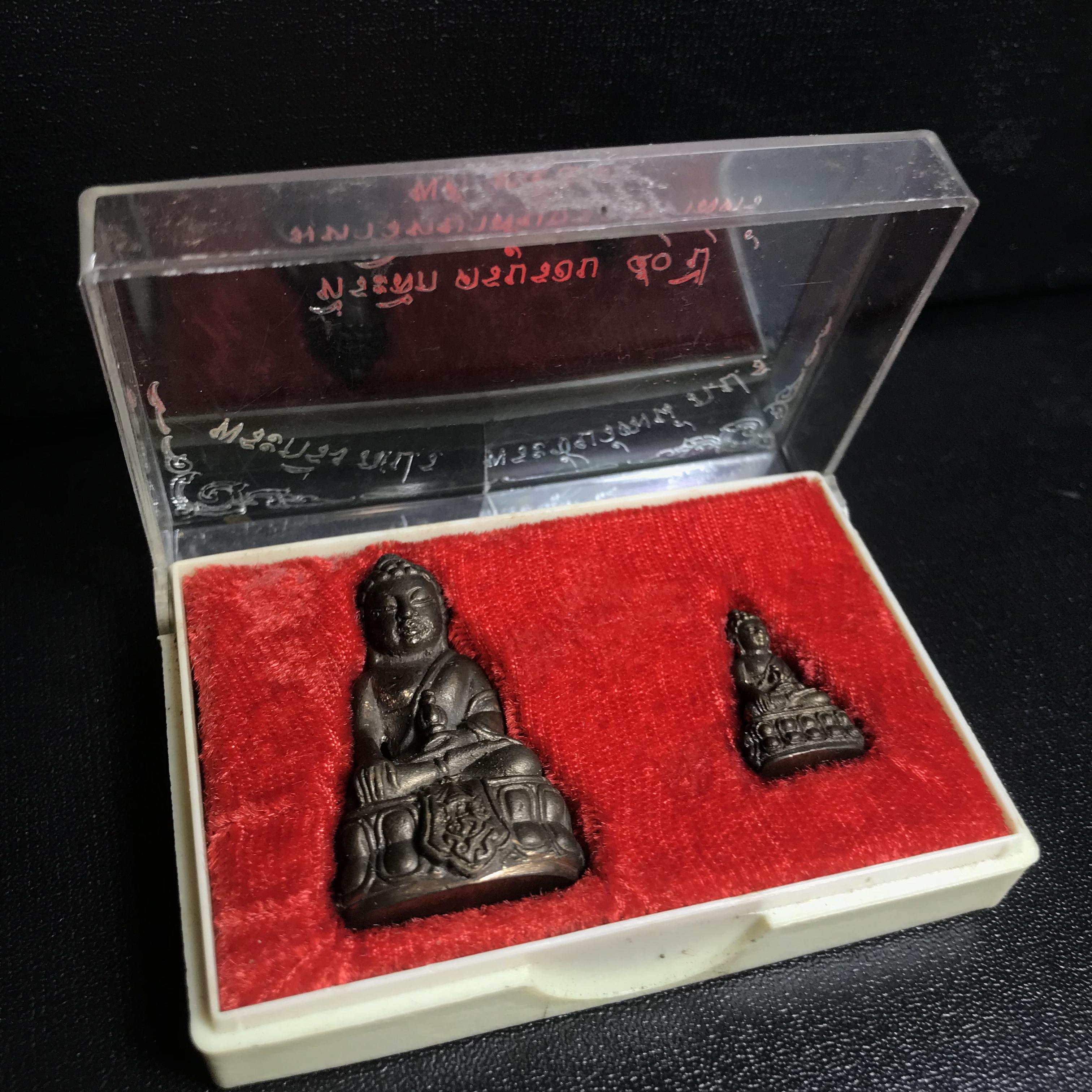 พระกริ่ง-พระชัยวัฒน์ ภปร. ธรรมศาสตร์ 50ปี เนื้อนวโลหะ ปี2527(ในหลวงรัชกาลที่9 เสด็จเททอง)(หายาก)(1ใน677ชุด)