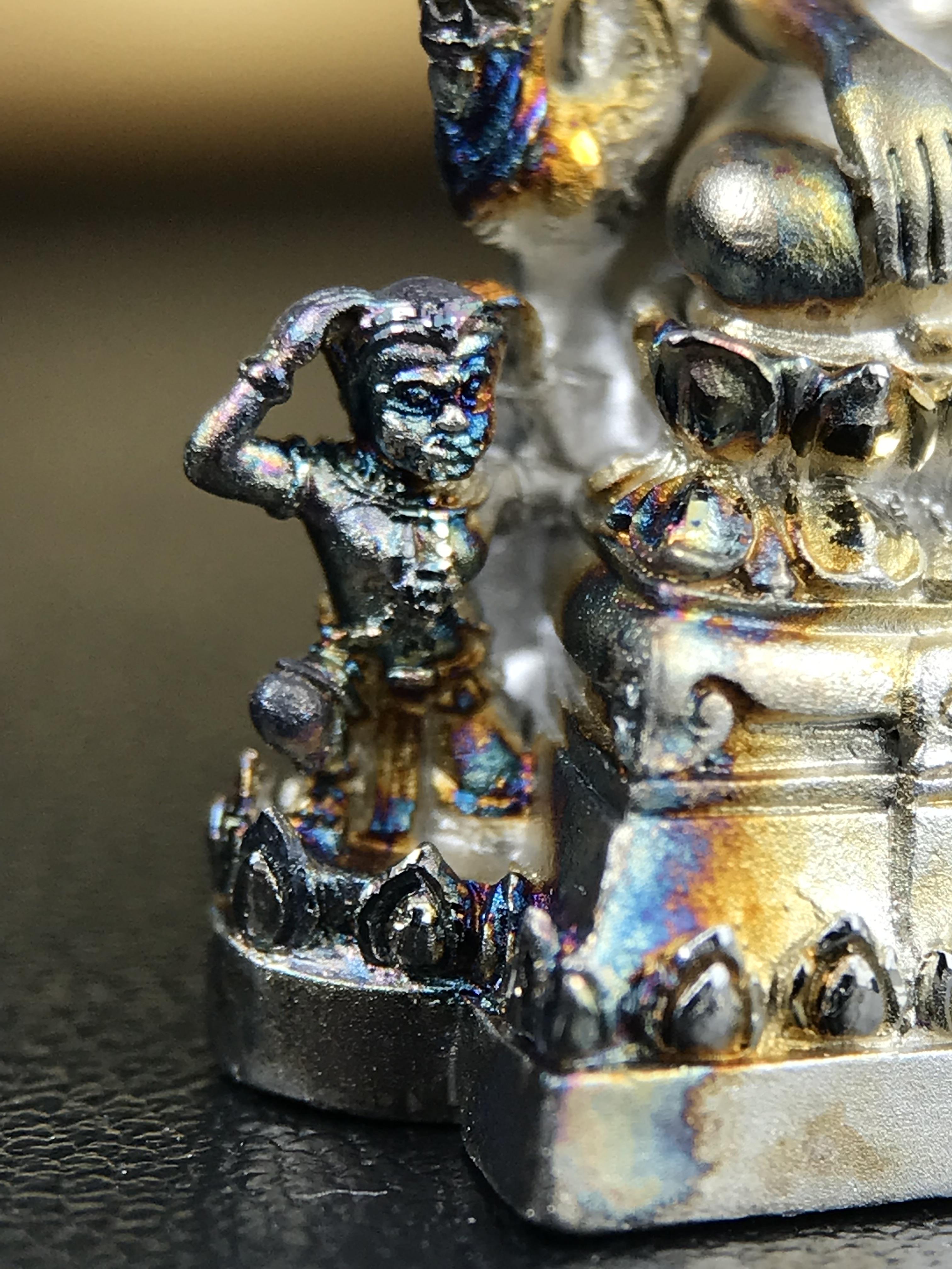 พระพุทธชินราช ภปร. 84 พรรษา ปี 2554 พิมพ์กลางขนาดหน้าตัก 1/2 นิ้ว(สูง 3.8 ซม.) เนื้อเงินชุบทองคำขาว(สภาพผิวเดิมสวย ขึ้นสีรุ้งธรรมชาติ แบบนิยม สวยมาก) (พระราชทานมวลสาร จิตรลดาและเส้นพระเจ้า(เส้นผม)รัชกาลที่9)พุทธศิลป์ทรงคุณค่าอีกหนึ่งรุ่นยอดนิยม