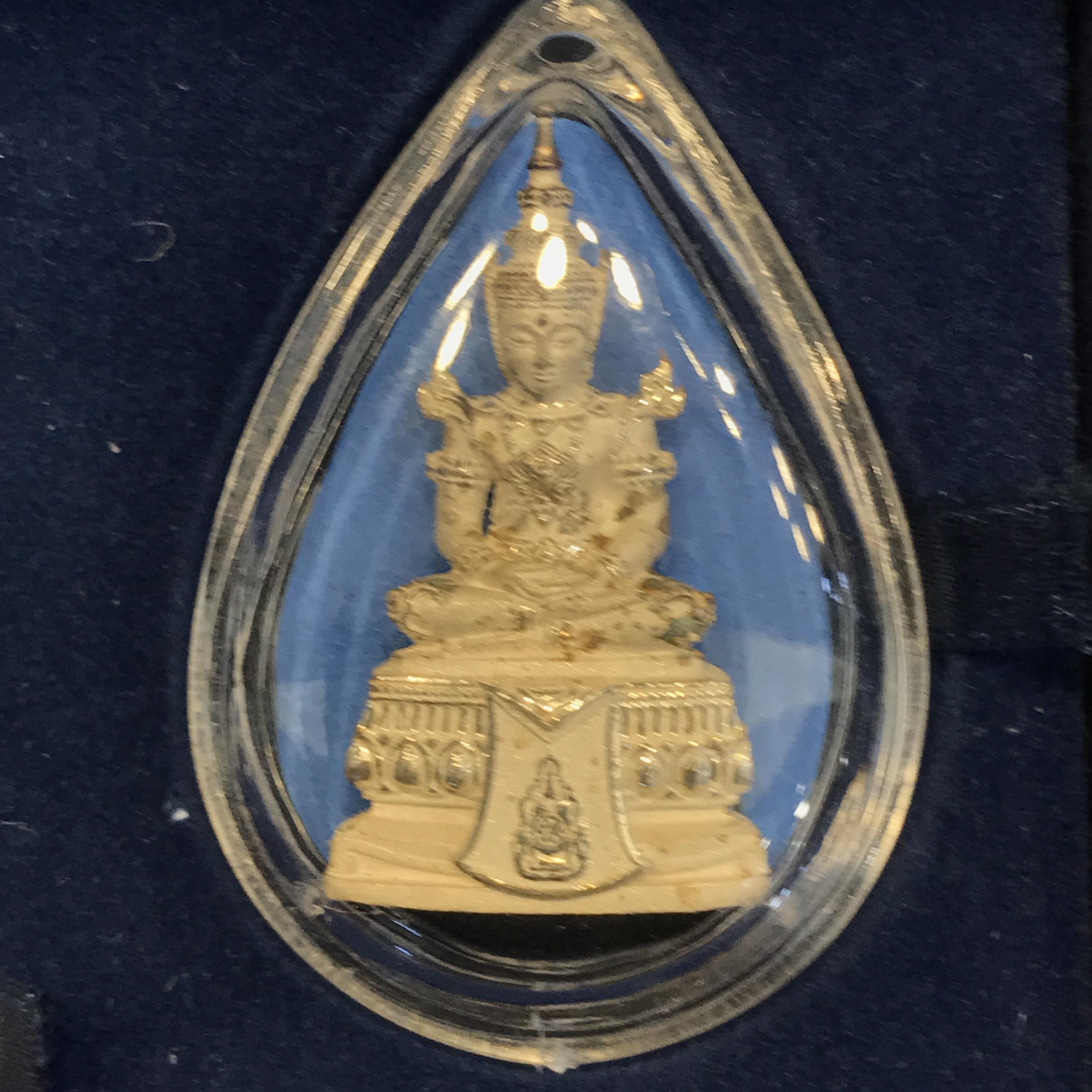 พระแก้วมรกต(จำลอง)ลอยองค์ ทรงเครื่องฤดูร้อน ตราสัญลักษณ์ฉลองสิริราชสมบัติ ครบ 60 ปี ชุดพิเศษกรรมการ(1ใน1000ชุด)หายากมาก