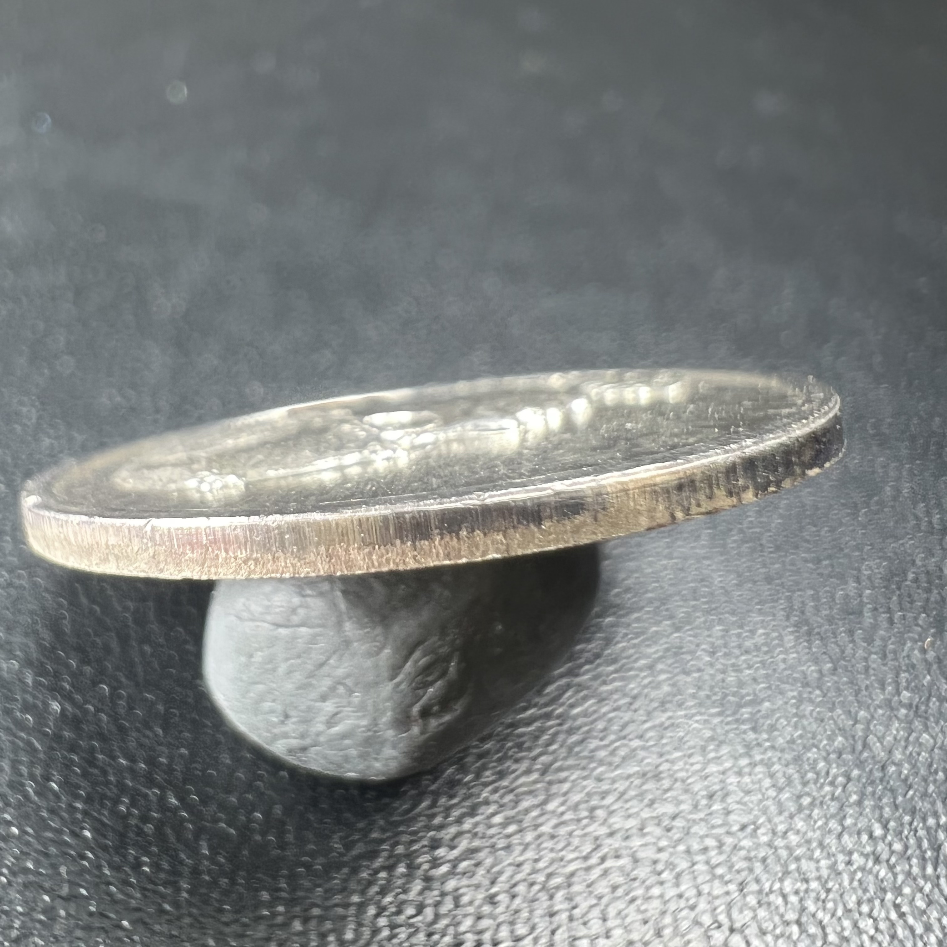 เหรียญพระบรมรูปคุ้มเกล้า รพ.ภูมิพล ปี2522 เนื้อเงิน พิมพ์ใหญ่ คัดสภาพสวยพร้อมซองบรรจุเดิม(ในหลวงรัชกาลที่9 ทรงจุดไฟพระฤกษ์และเททอง พิธีใหญ่)ยอดนิยม