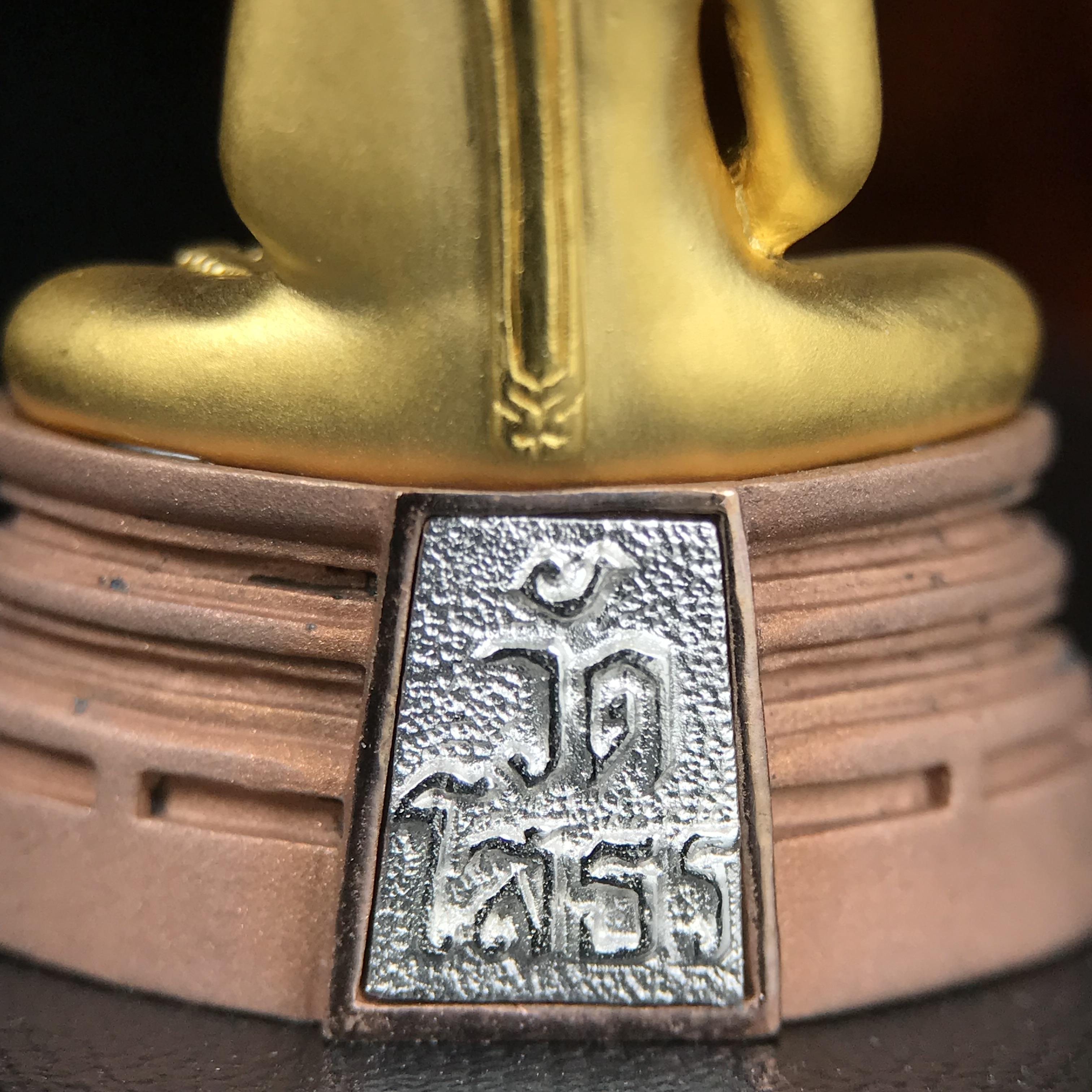 พระพุทธโสธร รุ่นสร้างอุโบสถหลังใหม่ พิธีพุทธาภิเษก ณ อุโบสถวัดโสธรวรารามวรวิหาร 18 พฤศจิกายน พ.ศ.2542 เนื้อสามกษัตริย์ องค์พระทองคำแท้ ฐานนาก ผ้าทิพย์ประดับเพชรแท้ หนักรวม 6.82g ขนาด 2.5x3.5 ซม.(องค์หมายเลข ๒๔๘)(พุธศิลป์สุดงดงาม อีกหนึ่งรุ่นยอดนิยม)หายาก