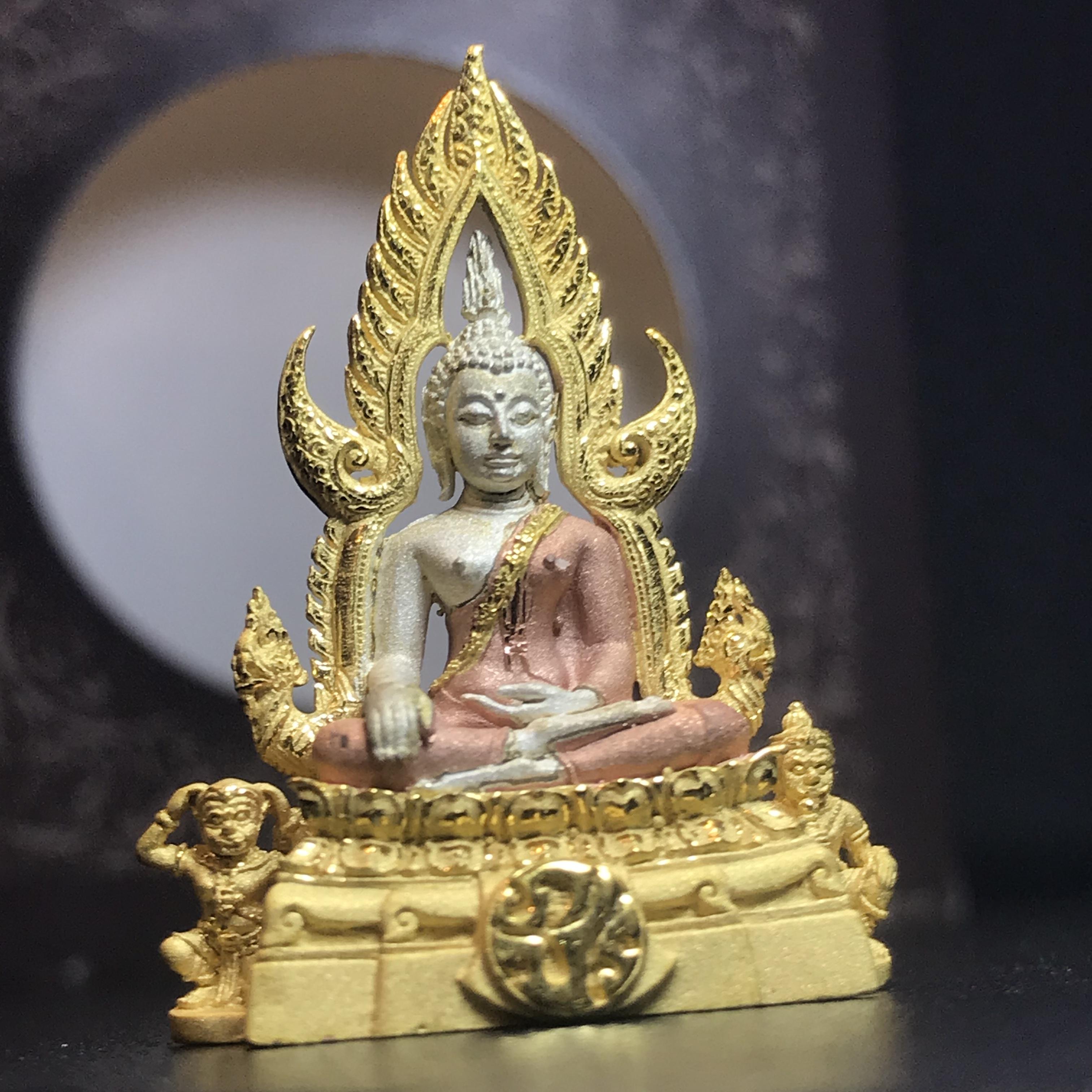 พระพุทธชินราช ภปร. โครงการ "เพราะแผ่นดินนี้ คือ แผ่นดินเกิด" ปี2548(รุ่นแรก) ลอยองค์ หน้าตัก 1/2 นิ้ว เนื้อเงินสามกษัตริย์