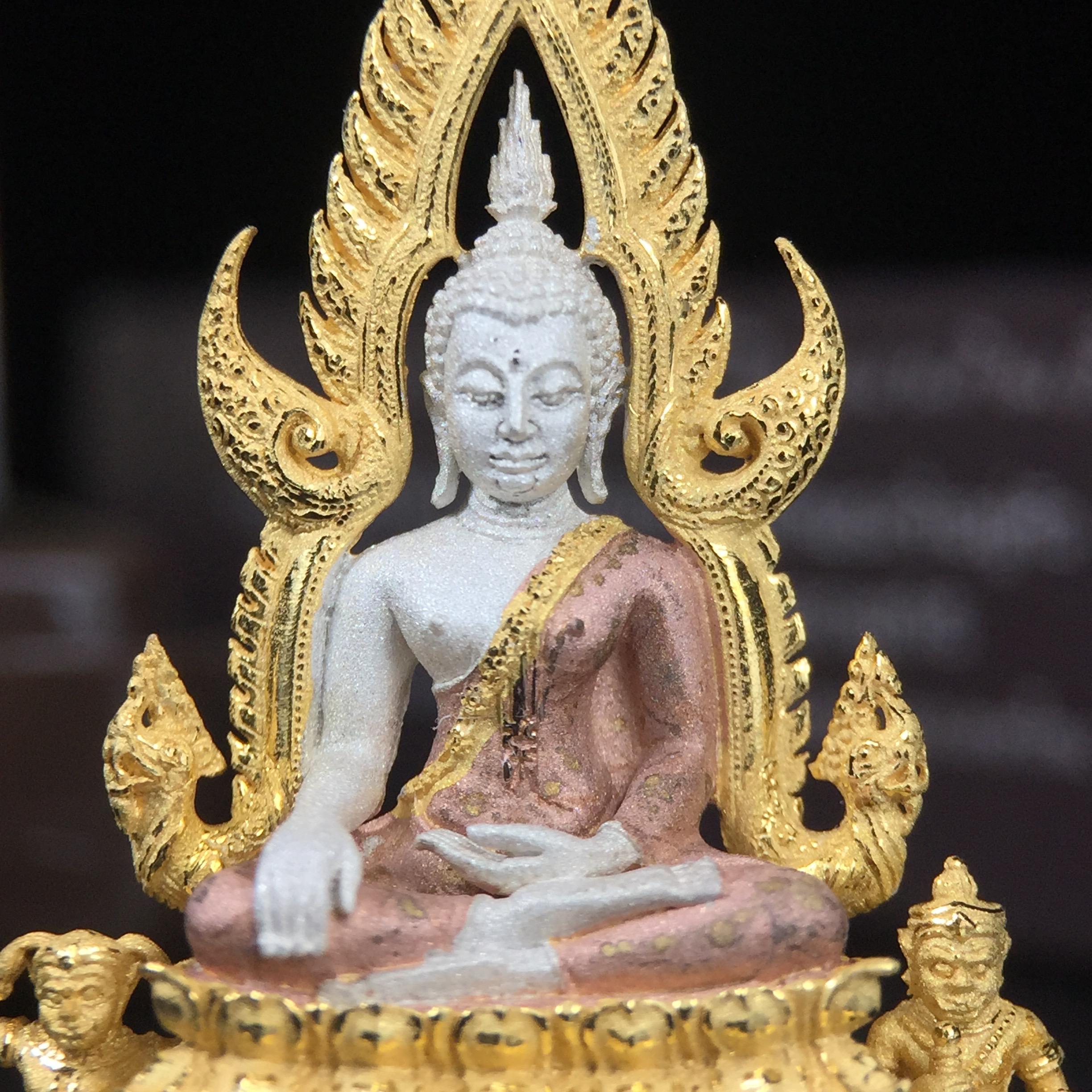 พระพุทธชินราช ภปร. โครงการ "เพราะแผ่นดินนี้ คือ แผ่นดินเกิด" ปี2548(รุ่นแรก) ลอยองค์ หน้าตัก 1/2 นิ้ว เนื้อเงินสามกษัตริย์ พุทธศิลป์งดงามทรงคุณค่า รุ่นยอดนิยม