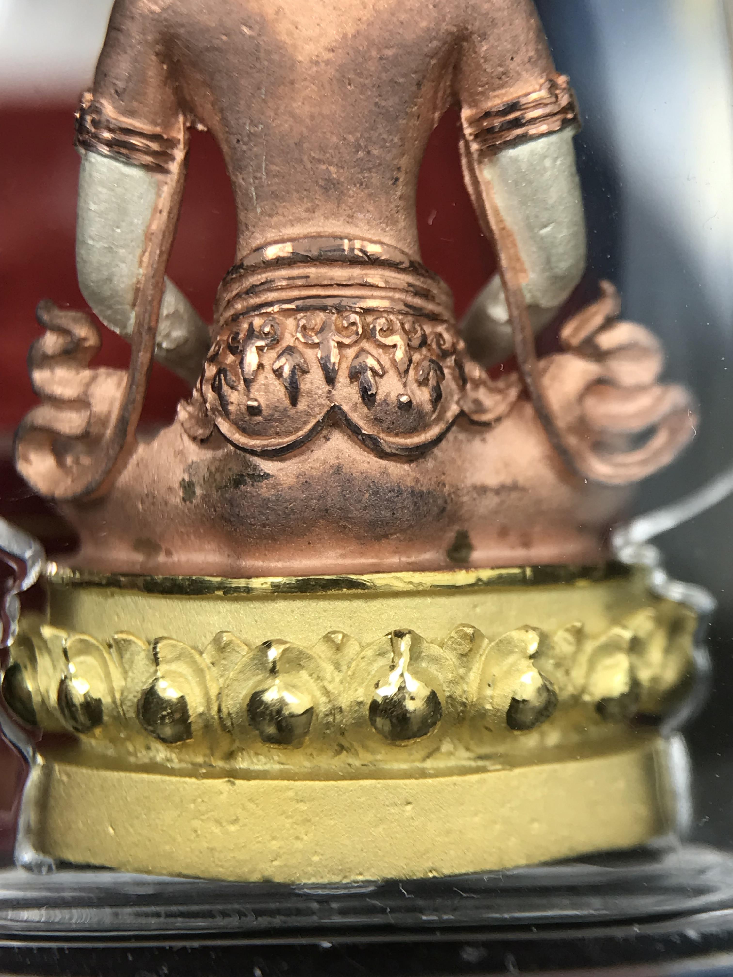 พระกริ่งอวโลกิเตศวร ( เจ้าแม่กวนอิม ) วัดโพธิ์แมนคุณาราม รุ่นอุดมโภคทรัพย์ พ.ศ.2539 เนื้อเงิน 3 กษัตริย์ พ่นทราย(ผิวเดิมสวย เลี่ยมกรอบกันน้ำพร้อมใช้บูชา) (พร้อมกล่องบรรจุการ์ดใบรับรองเดิมครบ) (อีกหนึ่งรุ่นยอดนิยม พุทธศิลป์สวยงดงาม)*ตอกโค๊ตและหมายเลข ๓๘๙๔*