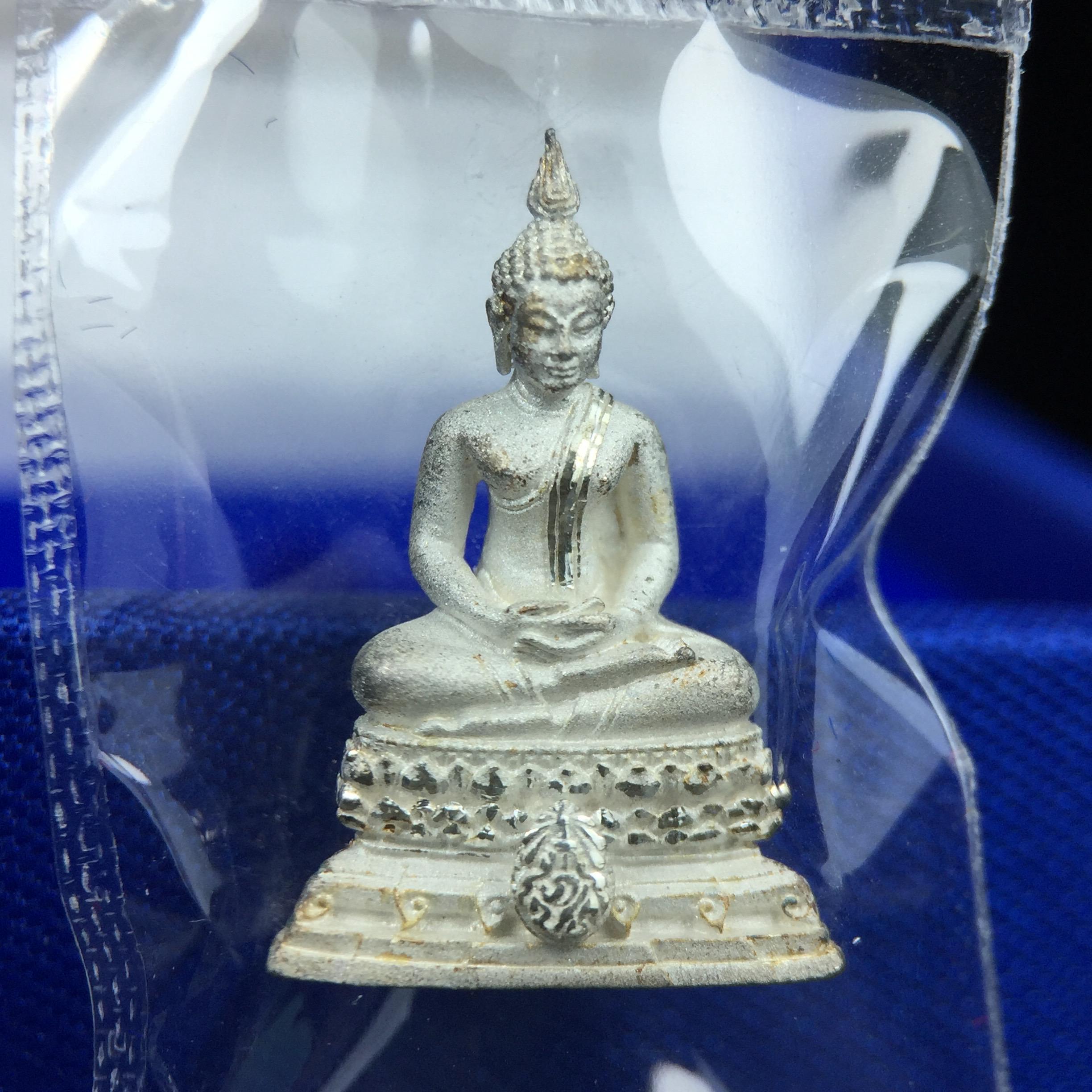 พระชัยวัฒน์พุทธสิหิงค์ ภปร. รุ่นสร้างหอพระธรรมศาสตร์ ปี2542 เนื้อเงิน(ผิวเดิม ซีนซองเดิม กล่องครบสวยสมบูรณ์) มหาพิธี 3วาระอันยิ่งใหญ่(ตอกโค๊ตและหมายเลข)1ใน 10000 องค์