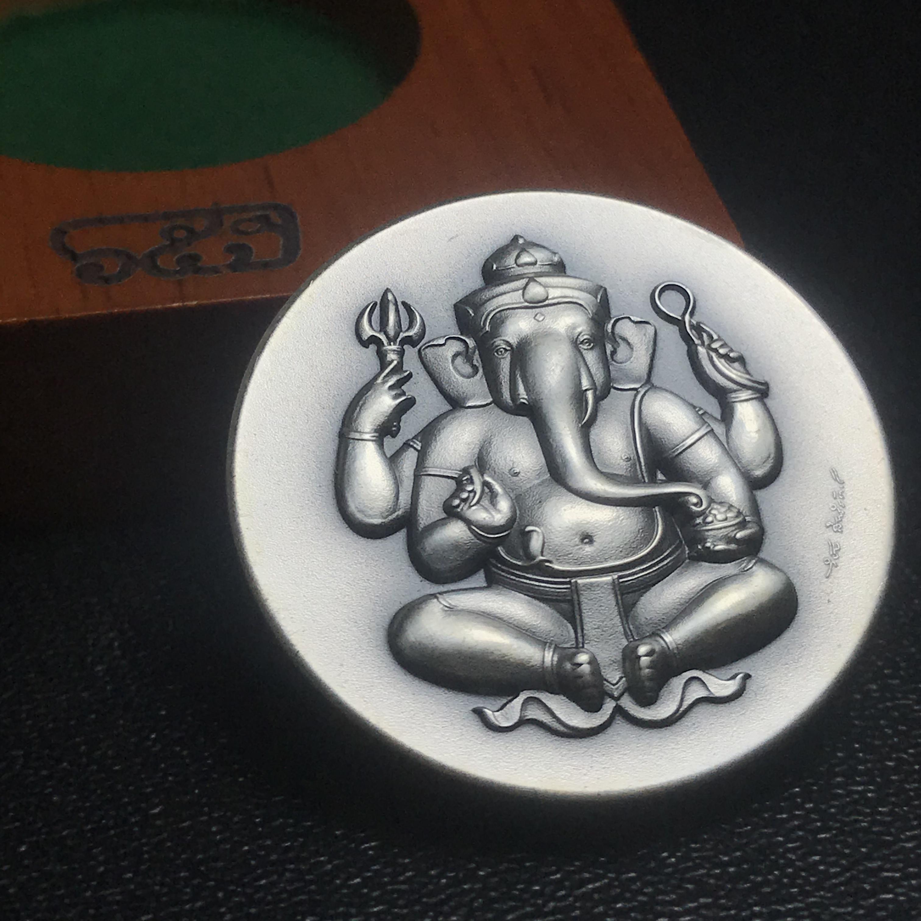 เหรียญพระพิฆเนศวร 65 ปี คณะจิตรกรรม มหาวิทยาลัยศิลปากร ปี2551 เนื้อเงินรมดำ ขนาด 28 มม. (ผลิตแบบ HandMade จากประเทศเยอรมนี)1 ใน 1000 เหรียญ