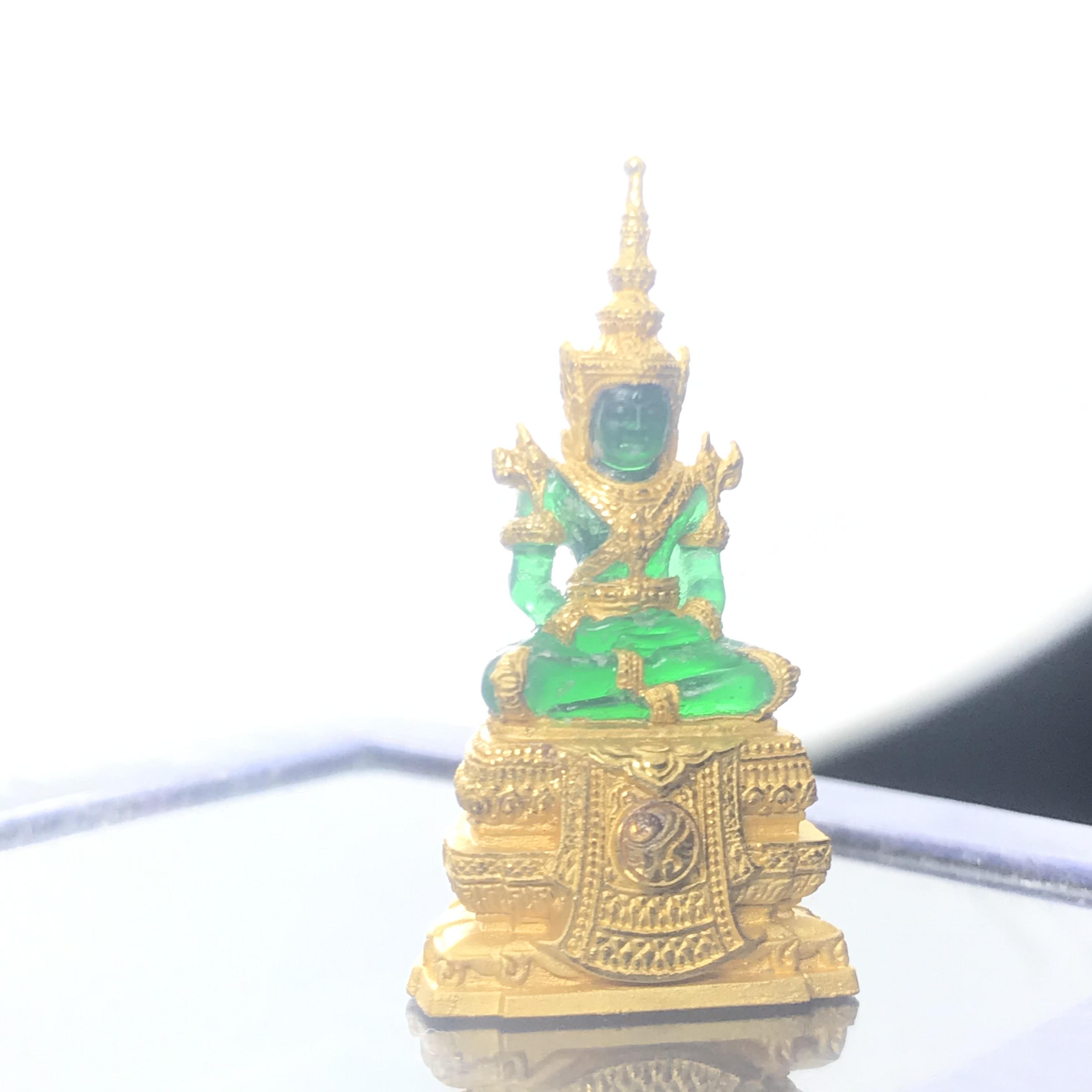 พระแก้วมรกต ภปร. ปี2547 จัดสร้างโดย รพ.ภูมิพลฯ ลอยองค์ หน้าตัก 1/2 นิ้ว เนื้อเรซิ่นหุ้มทองคำ99.99%