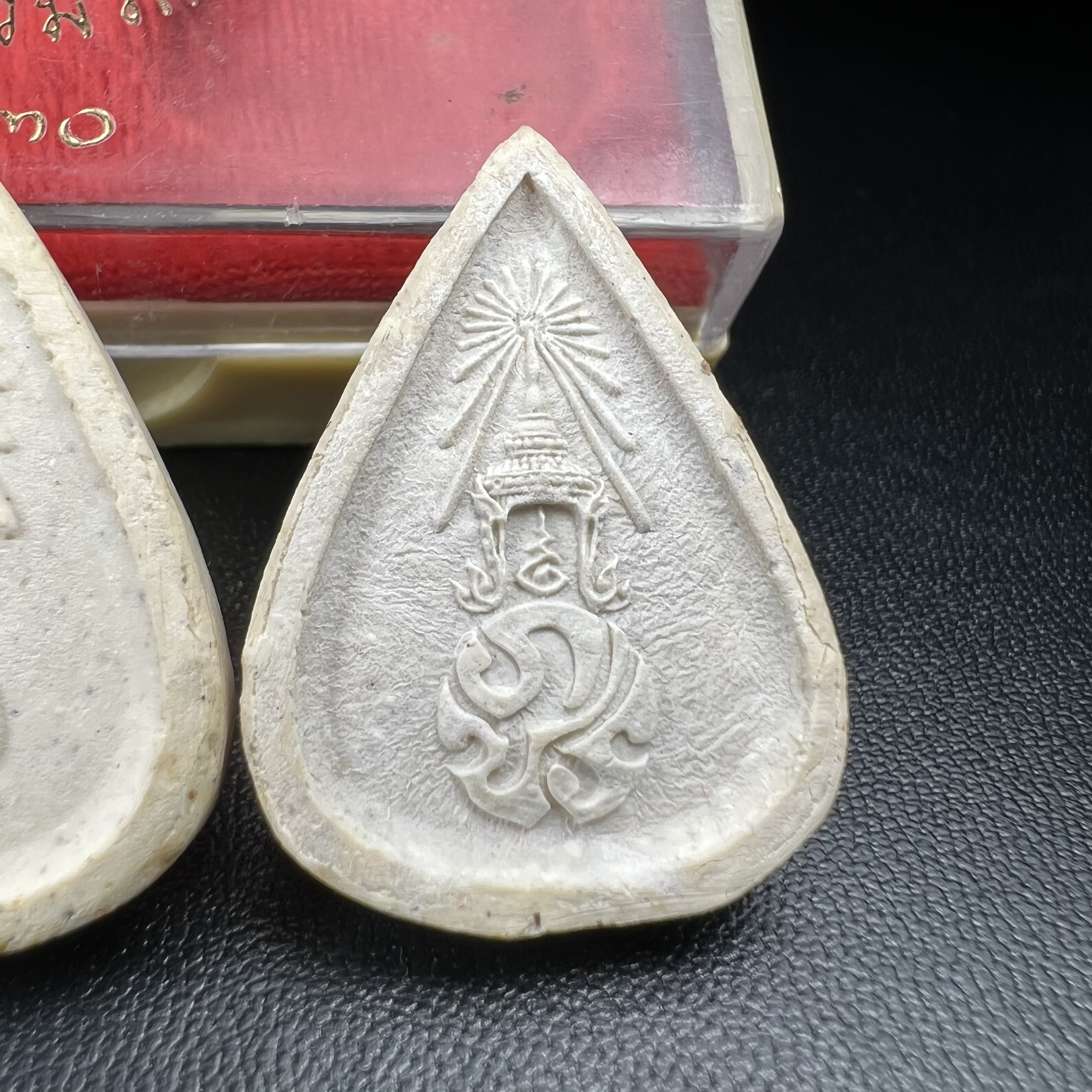 พระแก้วมรกต หลัง ภปร. เนื้อผง ปี2530 พระดี พิธีใหญ่ ประกอบพิธีพุทธาภิเษกพร้อมกับพิธีพระกริ่งปวเรศ ปี2530 วัดบวรนิเวศและวัดพระแก้ว(ครบชุดสามฤดูกล่องเดิมครบ)หายาก