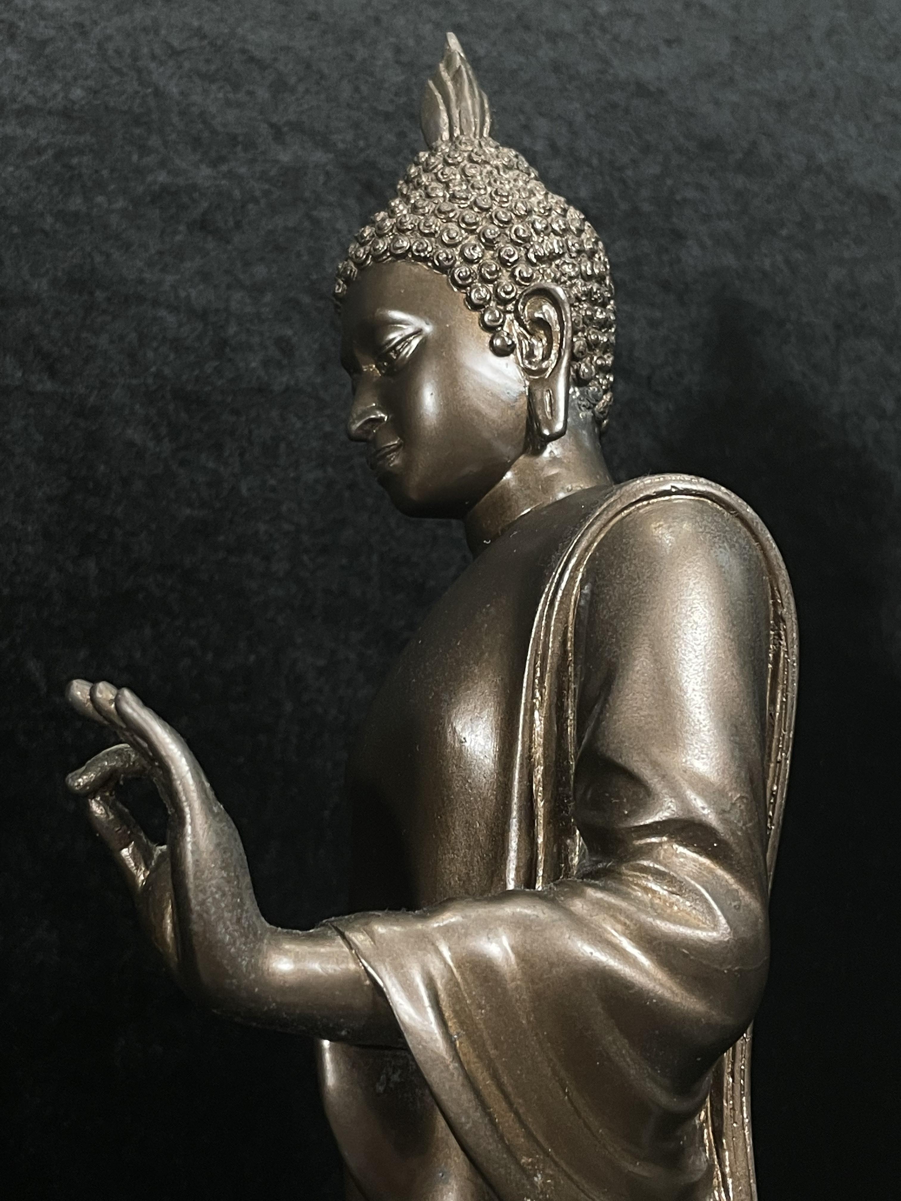 พระบูชา 25พุทธศตวรรษ พระศรีศากยะทศพลญาณ ประธานพุทธมณฑลสุทรรศน์ ปี2530 ตราสัญลักษณ์ ในมหาวาระพระชนมพรรษา ครบ 5 รอบ 60 พรรษา เมื่อ 5 ธันวาคม ปี 2530 หมายเลข (๑๕)๔๐๕ (เลขสวยผลรวมได้ 9 เจริญก้าวหน้าในทุกๆด้าน) ขนาดความสูง 15 นิ้ว รวมฐานสูง 18 นิ้ว(นิยมหายาก)