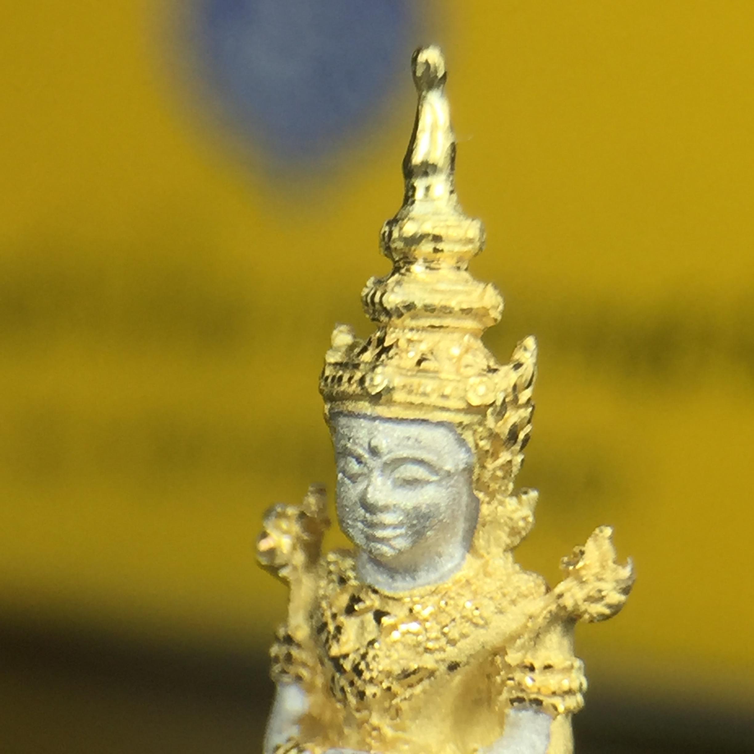 พระแก้วมรกต(จำลอง)ลอยองค์ ขนาดหน้าตัก 1/4 นิ้ว ทรงเครื่องฤดูร้อน เนื้อเงินสามกษัตริย์ ตราสัญลักษณ์ฉลองสิริราชสมบัติครบ 60 ปี พ.ศ.2549(สภาพสวย ครบ สมบูรณ์)