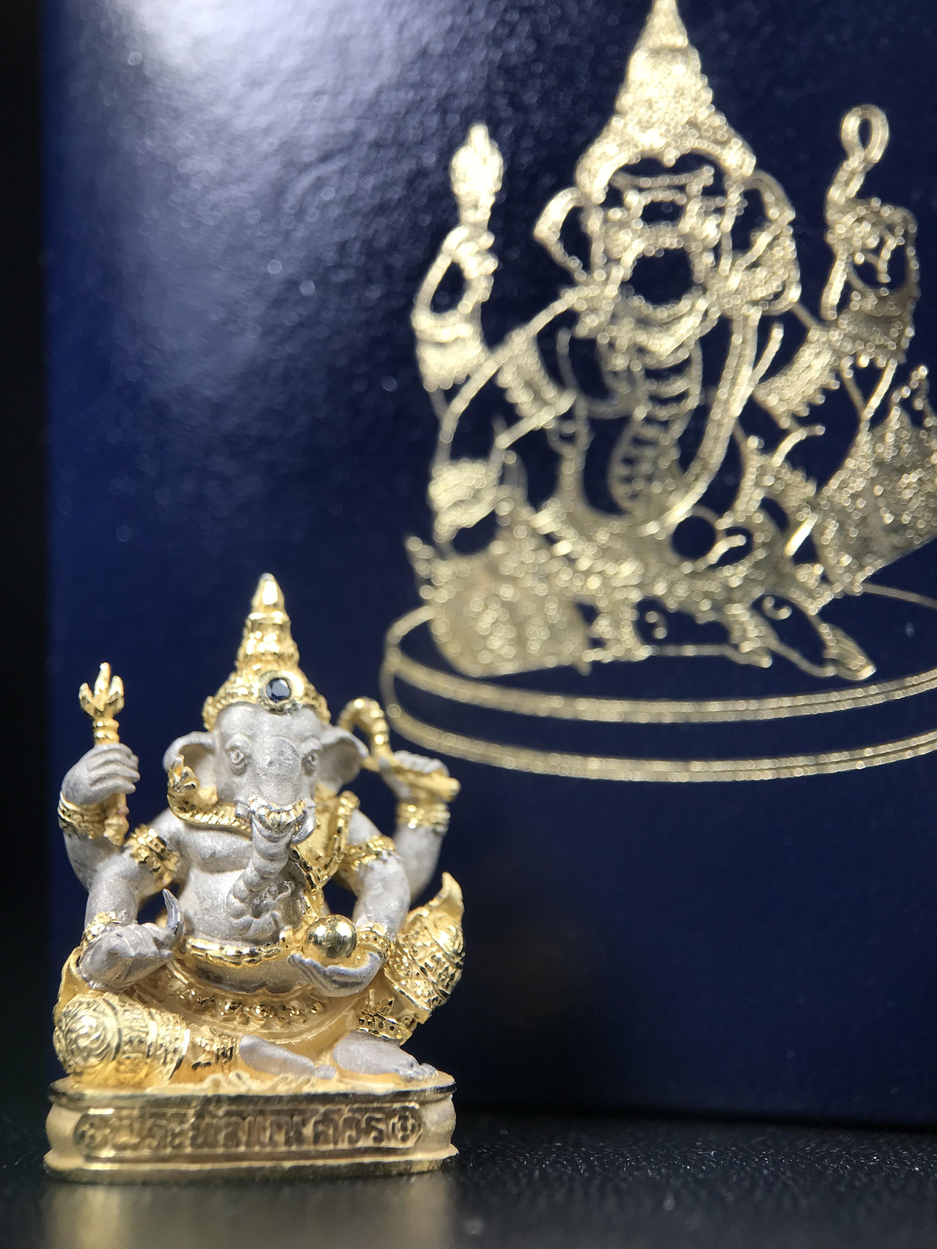 พระพิฆเนศ เทวสถานโบสถ์พราหมณ์ ปี 2539 รูปหล่อลอยองค์พระพิฆเณศวร เนื้อเงินสามกษัตริย์ ฝังพลอยน้ำเงิน(พ่นทรายขัดเงาบางส่วน) พิมพ์ใหญ่ขนาดประมาณ 1.8 * 2.5 ซม. ผลิตโดย บ.แพรนด้า จิวเวลรี่( พิธีใหญ่ พุทธศิลป์งดงาม)อีกหนึ่งรุ่นยอดนิยม (1 ใน 4999 องค์)หายาก