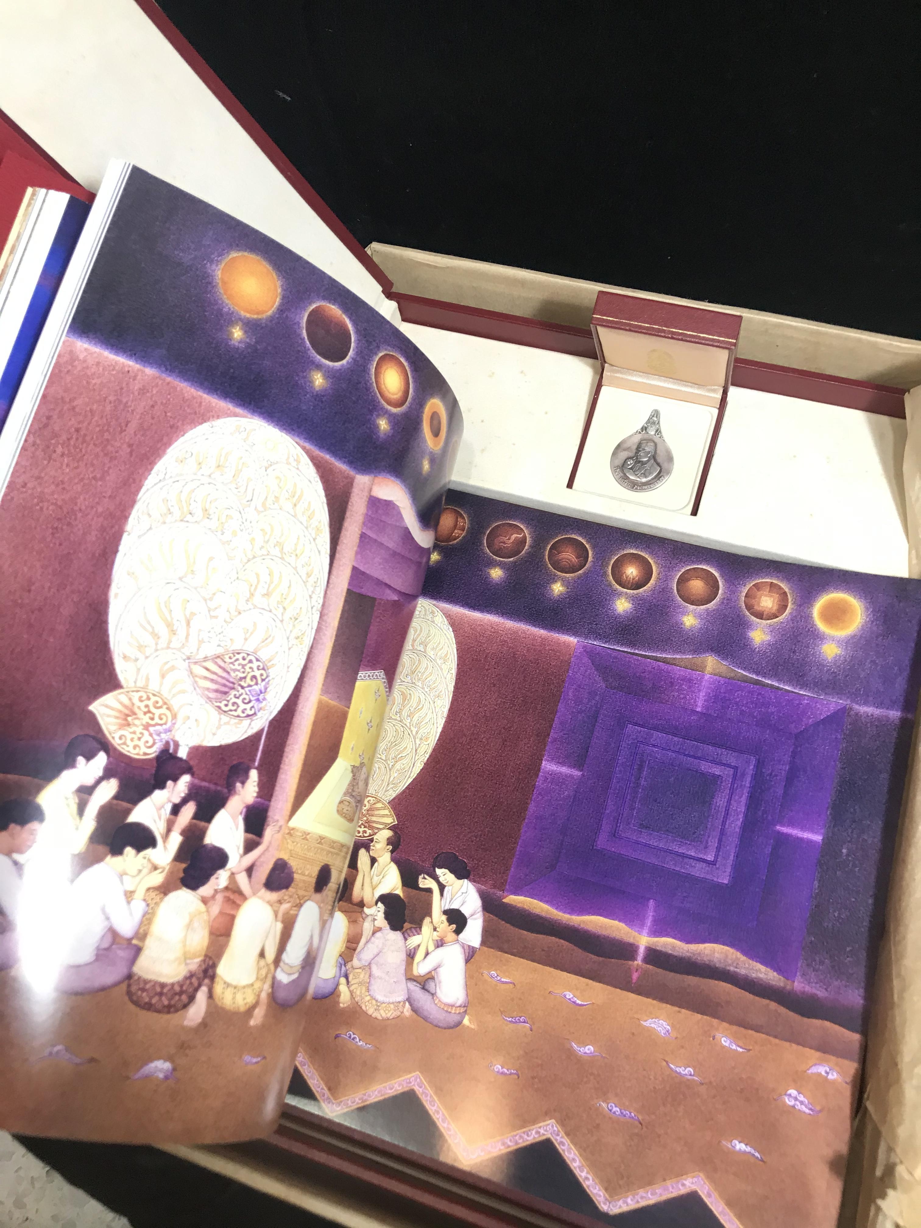 เหรียญพระมหาชนก ปี2539(รุ่นแรก) เนื้อเงิน พิมพ์ใหญ่บล็อกนิยม(ปอ ขาด) ผิวเดิมสีรุ้งธรรมชาติแบบนิยม พร้อมหนังสือสภาพสวยครบชุด(ในหลวงเสด็จเป็นประธานในพิธี)