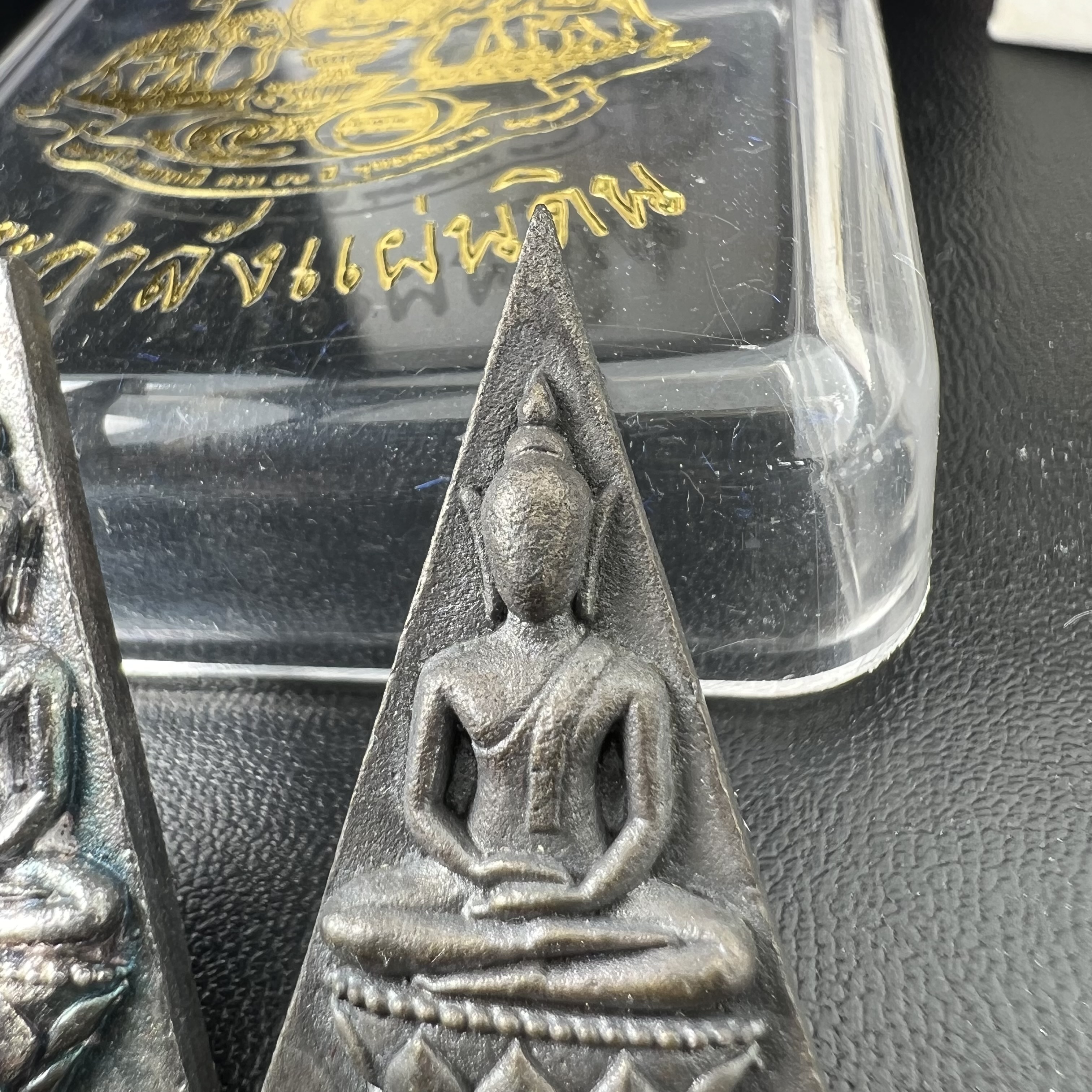 พระกำลังแผ่นดิน (สมเด็จจิตรลดา2) จัดสร้างเฉลิมพระเกียรติ ร.9 ครองราชย์ 50 ปี 2539 เนื้อเงิน(ผิวเดิมกลับดำ รุ้งๆสวย)+เนื้อนวโลหะ(สร้างน้อยหายาก)พร้อมกล่องบรรจุเดิมครบสมบูรณ์(1ใน2539องค์)