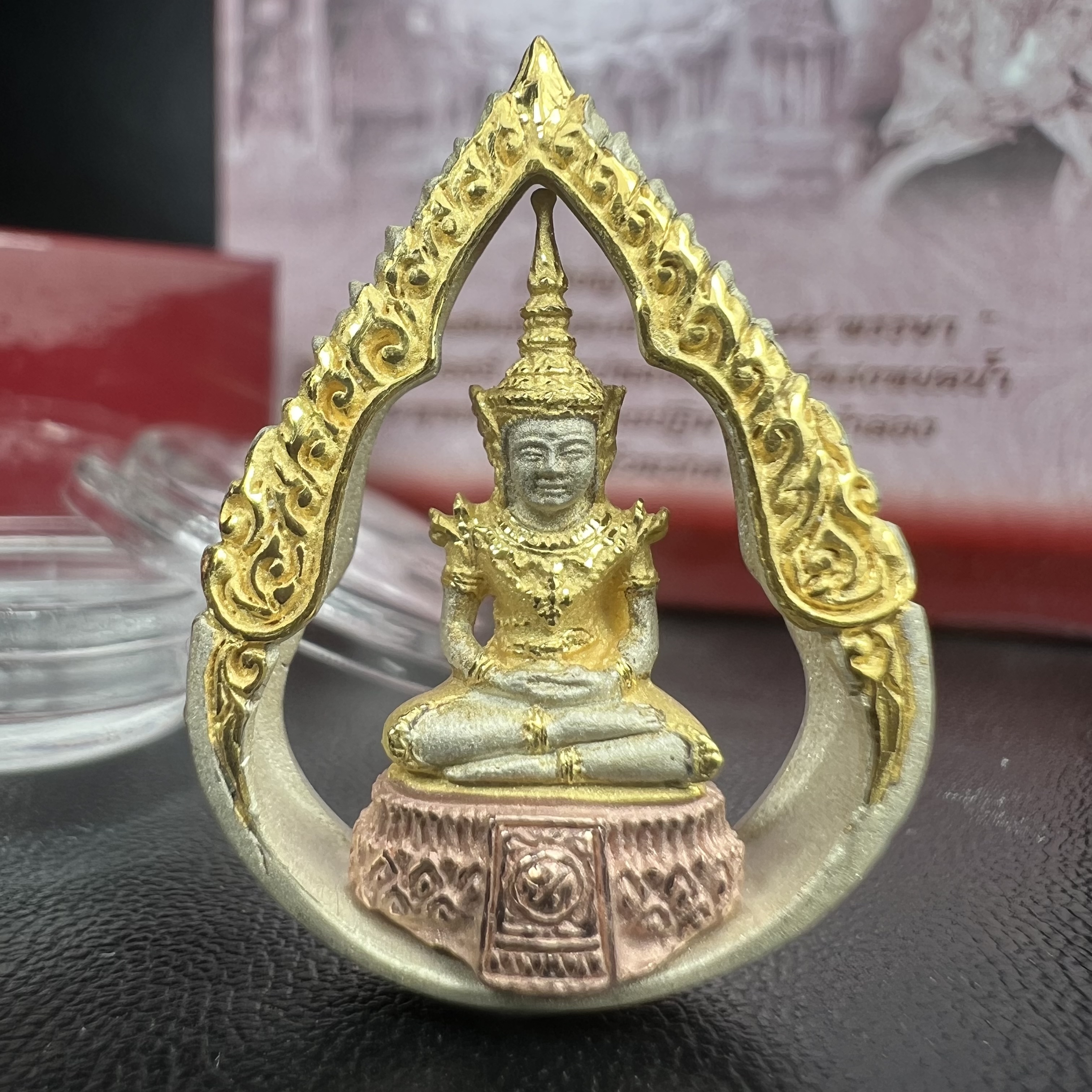 พระแก้วมรกต ภปร.(รุ่นแรก) ปี2545 รุ่นฉลองกรุงรัตนโกสินทร์ครบ 220 ปี พิมพ์ลอยองค์ทรงหยดน้ำ เนื้อเงินบริสุทธิ์ 92.5% (สามกษัตริย์) ขนาด 18*27 มม. พร้อมกล่องบรรจุเดิม สวยครบสมบูรณ์