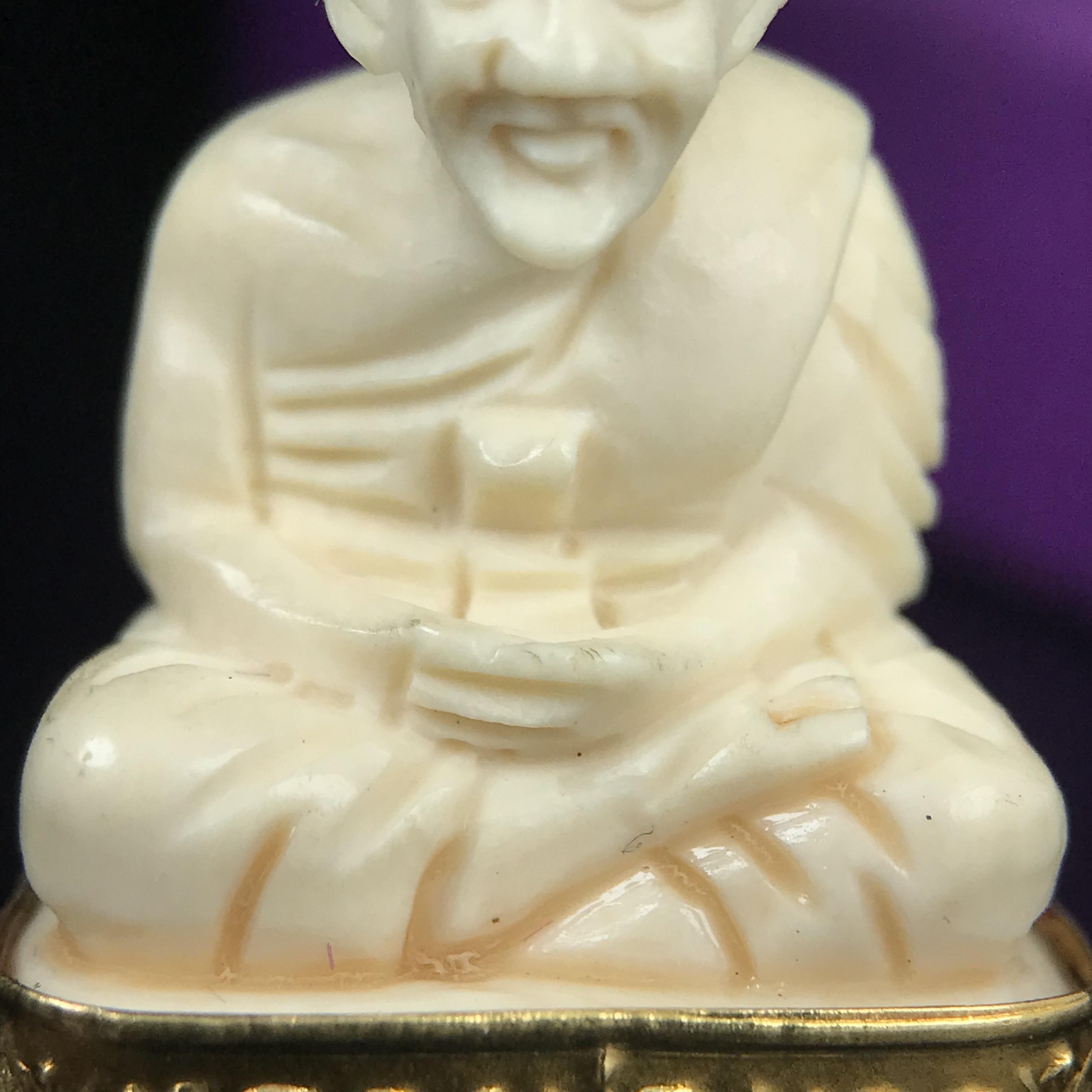 สมเด็จหลวงพ่อทวด รุ่นคชสารหมื่นปี (ศิลปาชีพ) วัดช้างให้ ปี 2541โดยมีท่าน อ.นอง วัดทรายขาว เป็นเจ้าพิธี และมีเกจิร่วมปลุกเสก 108 รูป บรรจุผงว่านเก่าและดินกากยายักษ์(พิมพ์ลอยองค์ฐานทองคำโค๊ตทองคำ)พร้อมกล่องบรรจุครบ นิยมหายาก**ผิวสวยงานแกะพุทธศิลป์สวยงดงาม**