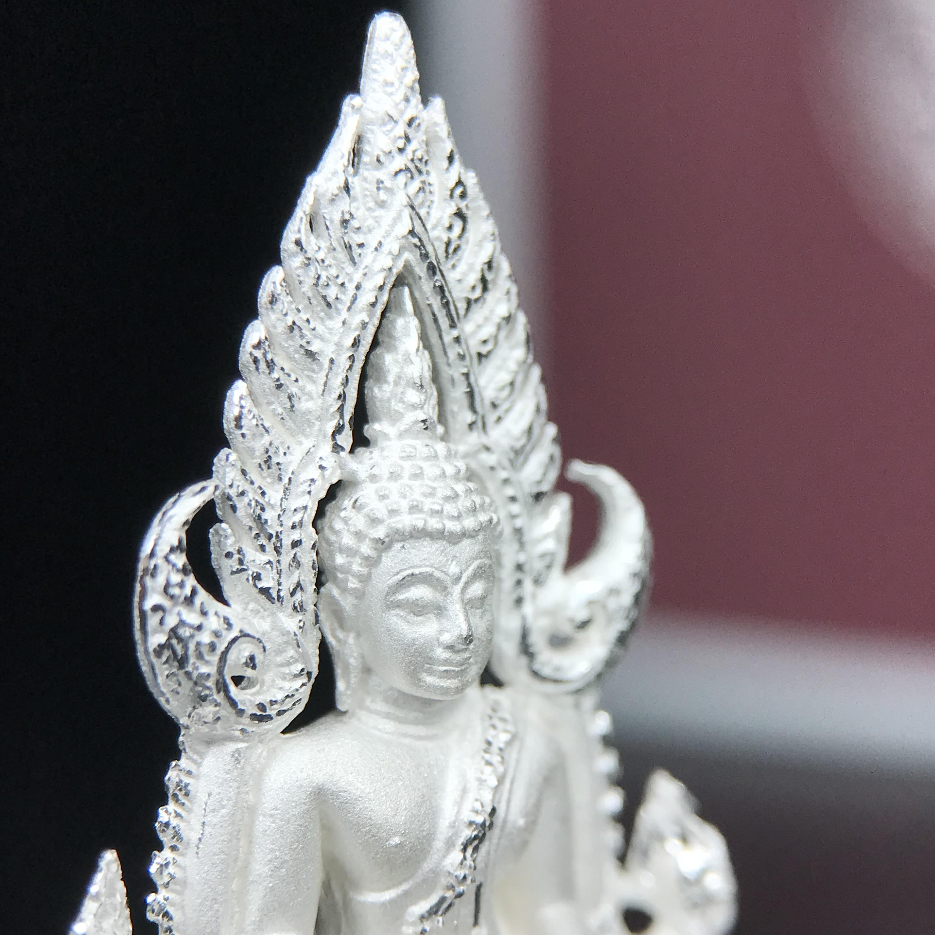 พระพุทธชินราช รุ่น ประวัติศาสตร์ มูลนิธิเพื่อตำรวจไทยจัดสร้าง ปี 2562 เนื้อเงินขัดเงา พิมพ์พระพุทธชินราช ลอยองค์ แบบจิวเวอร์รี่(ขนาดสูง 3.5 ซม.) (สภาพ สวย ซีนซองเดิม กล่องบบรรจุเดิมครบสมบูรณ์)