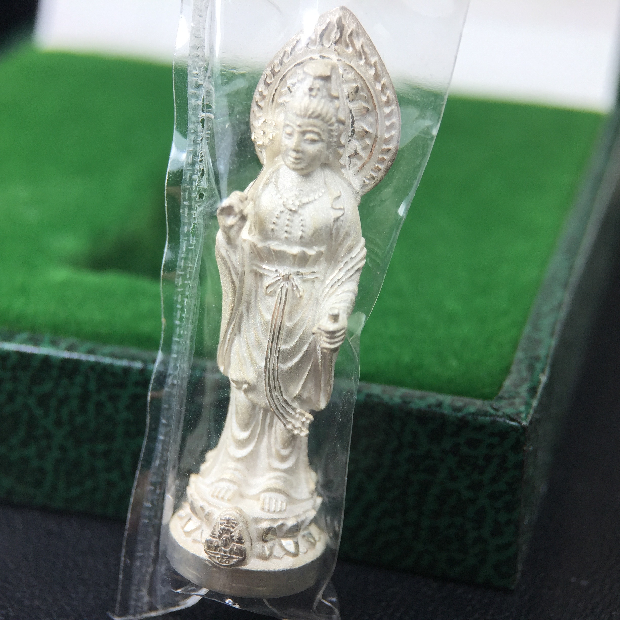 พระโพธิสัตว์อวโลกิเตศวร (เจ้าแม่กวนอิม) รุ่นฉลองปีกาญจนาภิเษก ปี 2540 เนื้อเงินบริสุทธิ์ 99.9%(นวลเงา) เทศบาลนครหาดใหญ่จัดสร้างถวายเฉลิมพระเกียรติพระบาทสมเด็จพระเจ้าอยู่หัวทรงครองสิริราชสมบัติครบ 50 ปี(สภาพซีนซองเดิมกล่องบรรจุการ์ดใบรับรองเดิมครบ)หายาก