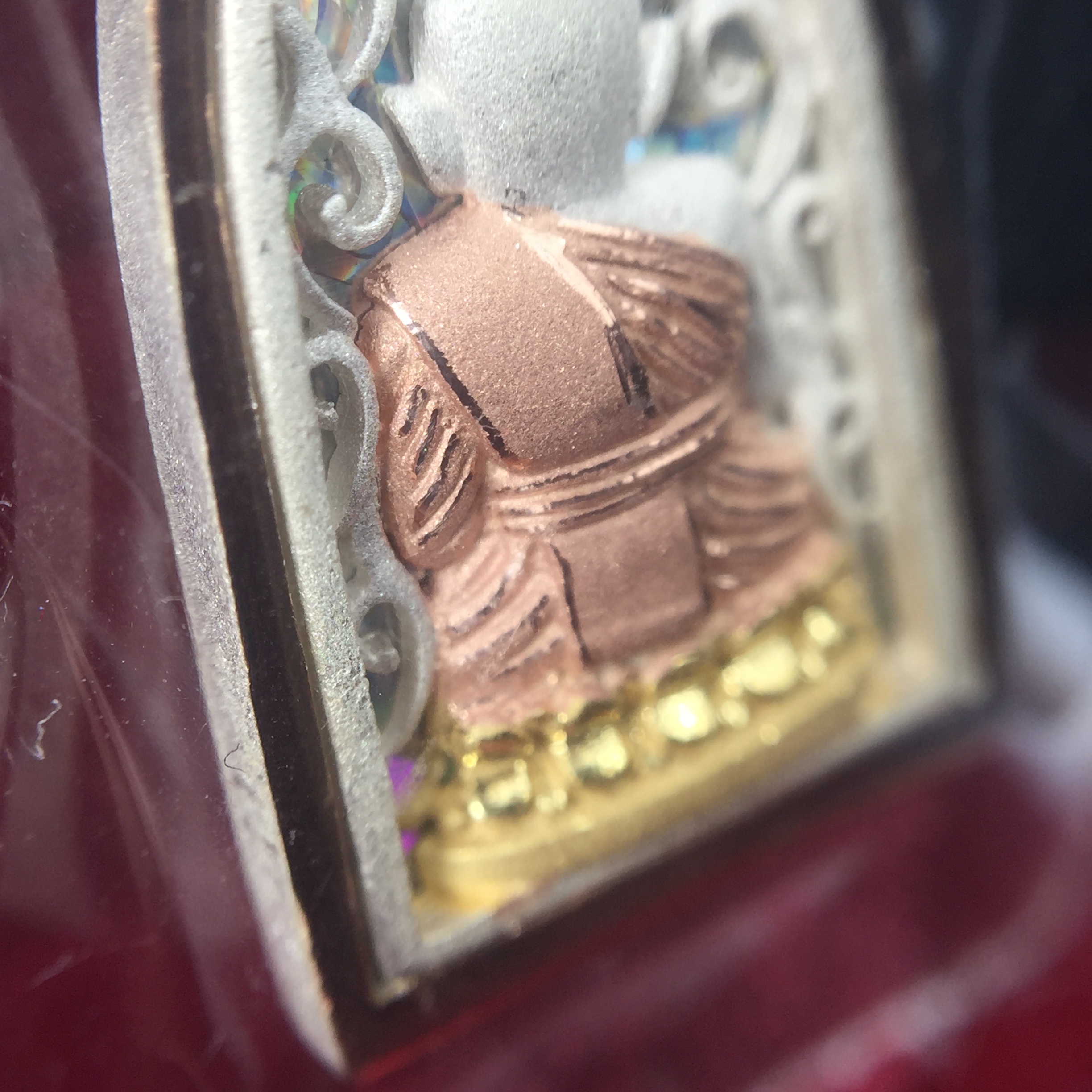 เหรียญหลวงพ่อทวด รุ่น มงคลบารมี วัดประสาทบุญญาวาส ปี 2545 เนื้อเงินสามกษัตริย์ พิมพ์ทรงพระรอด(ขนาด 2.2*1.5 ซม.)ฉลุลายฉากพื้นหลังสามมิติเปลือกหอยมุกสวยงาม ตอกโค๊ต ก(กรรมการ)พร้อมกล่องบรรจุเดิม