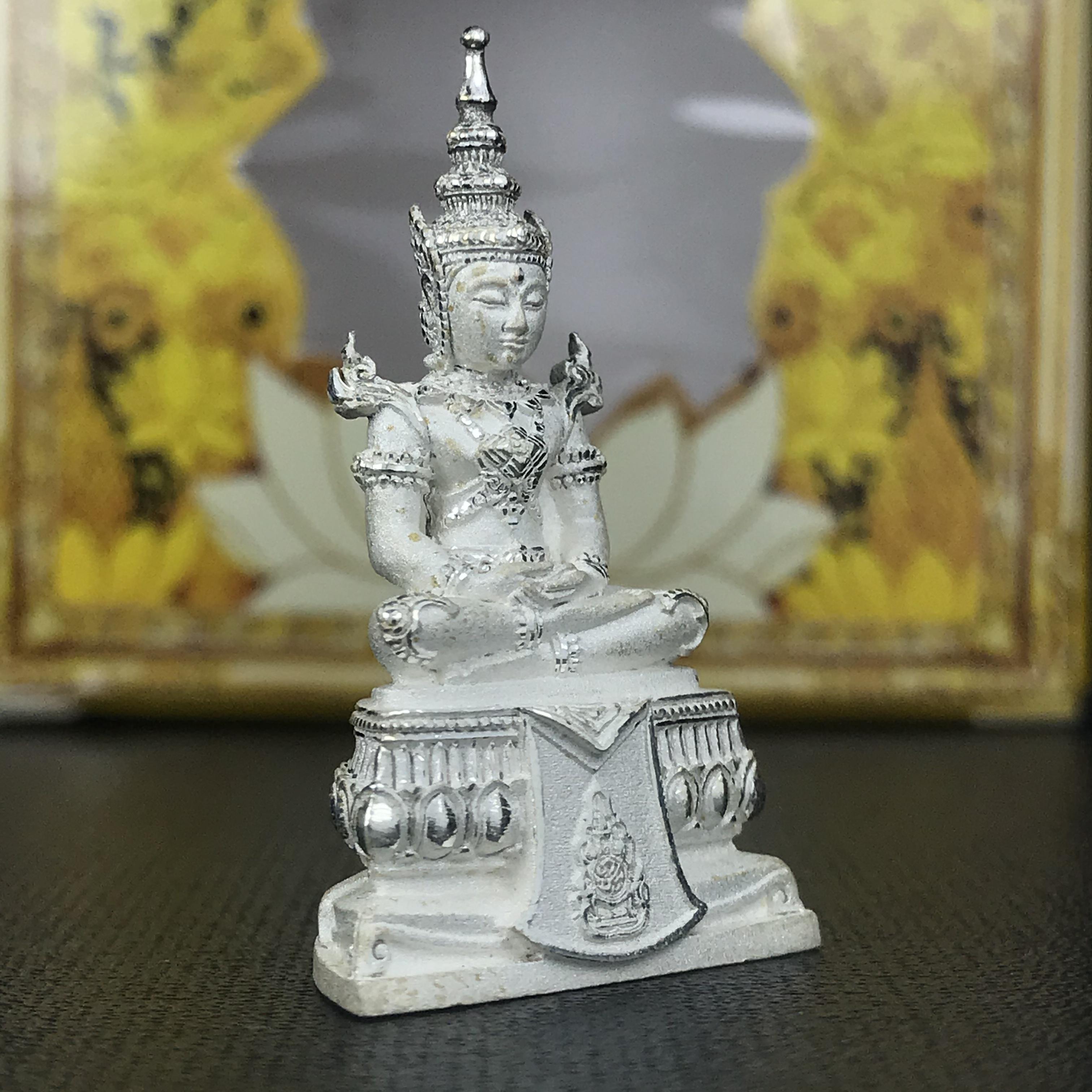 พระแก้วมรกต(จำลอง)ลอยองค์ ขนาดหน้าตัก 1/2 นิ้ว ทรงเครื่องฤดูร้อน เนื้อเงิน ตราสัญลักษณ์ฉลองสิริราชสมบัติ ครบ 60 ปี พ.ศ.2549(สภาพสวย ครบ สมบูรณ์))