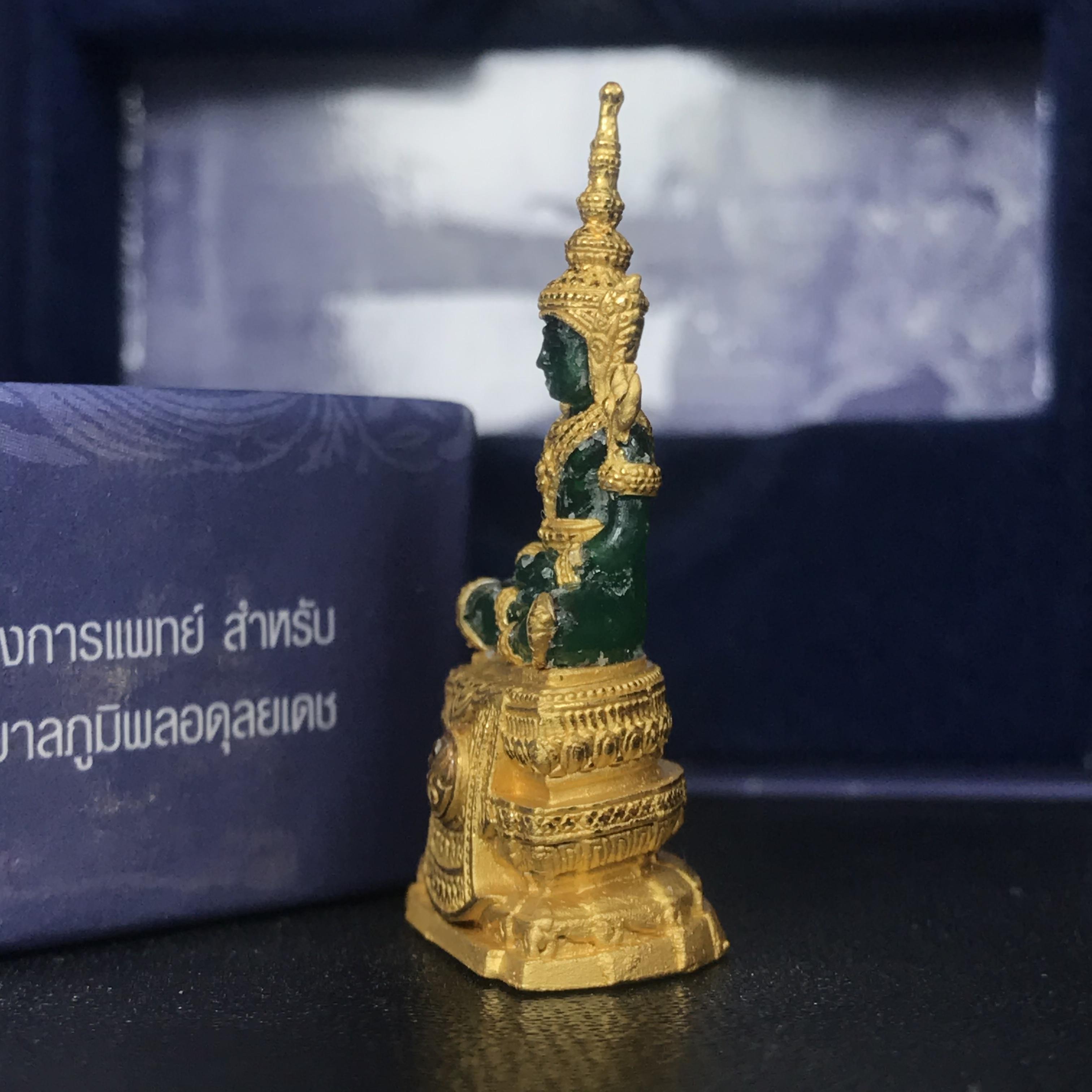 พระแก้วมรกต ภปร. ปี2547 จัดสร้างโดย รพ.ภูมิพลฯ ลอยองค์ หน้าตัก 1/2 นิ้ว เนื้อเรซิ่นหุ้มทองคำ99.99%